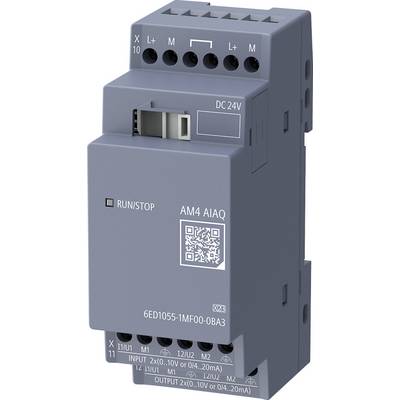 Šedý průmyslový modul vstupu/výstupu na DIN lištu označený 'AM4 AIAQ' s QR kódem, označením napájení 'DC 24V' a štítky terminálů vstupu/výstupu.