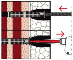 Diagram porovnávající dva způsoby ukončení kabelu ve stěně: horní část zobrazuje kabel vytažený ven, spodní část zobrazuje kabel bezpečně upevněný a připojený s červenou šipkou označující směr vsunutí.