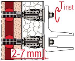 Diagram kotvení/upevnění ke zdi znázorňující šroub do zdicího izolace s rozestupem "2-7 mm" a směrem utahování "Tinst".