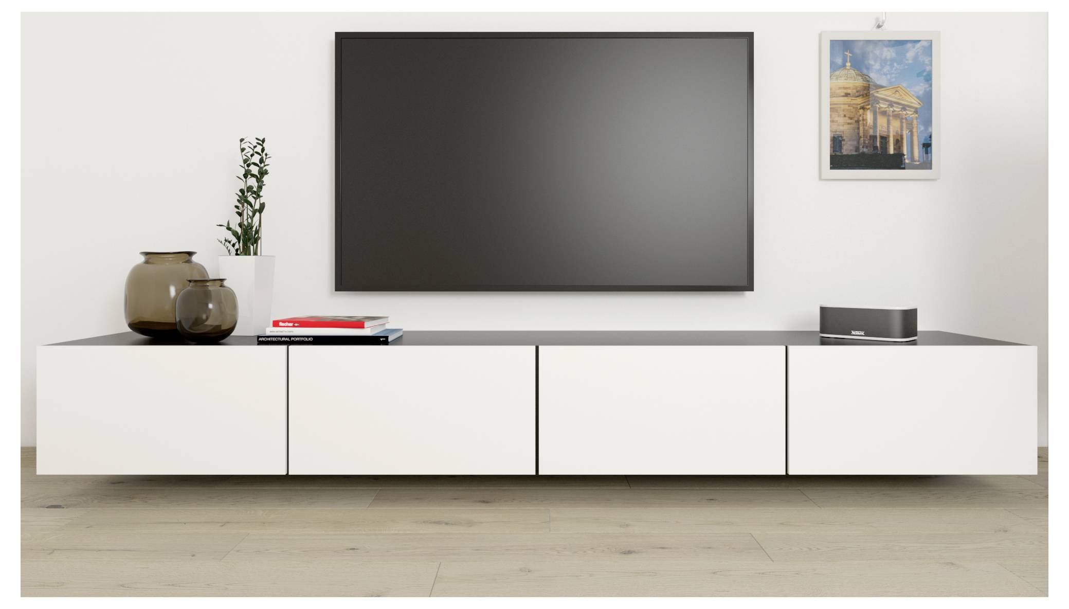 Moderní minimalistická obývací místnost s nástěnnou плоskou obrazovkou TV nad dlouhou bílou mediální konzolí, zdobenou vázami, knihami, rostlinou a závěsnými obrazy v rámech.