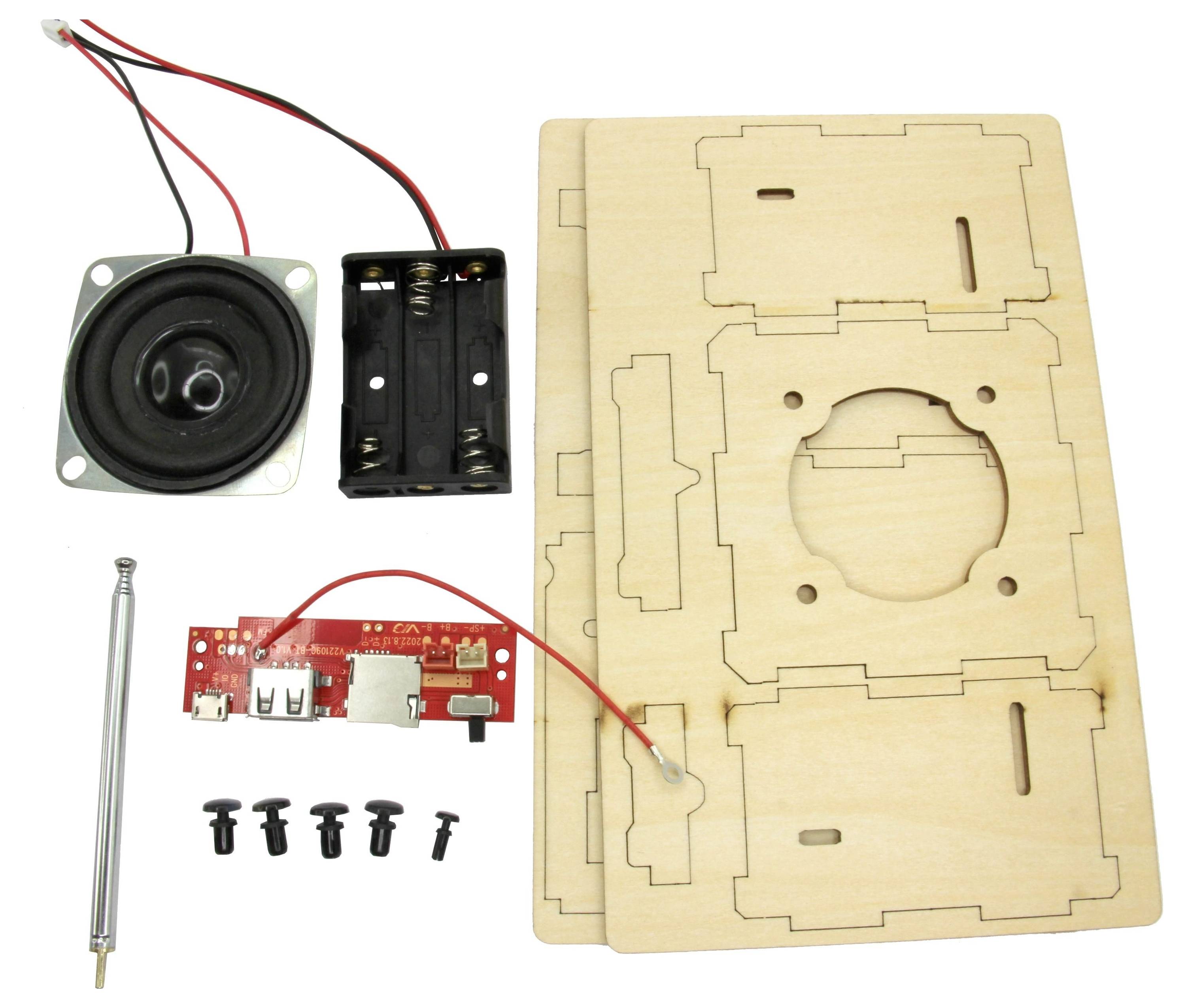 Součásti pro DIY projekt elektronického reproduktoru: reproduktor, držák baterie, USB deska plošných spojů, šrouby, tyč, vodiče a laserem řezané dřevěné panely krytu.