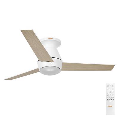 Bílý stropní ventilátor se třemi dřevěnými lopatkami a integrovaným osvětlením, zobrazený s dálkovým ovladačem na jednobarevném bílém pozadí.