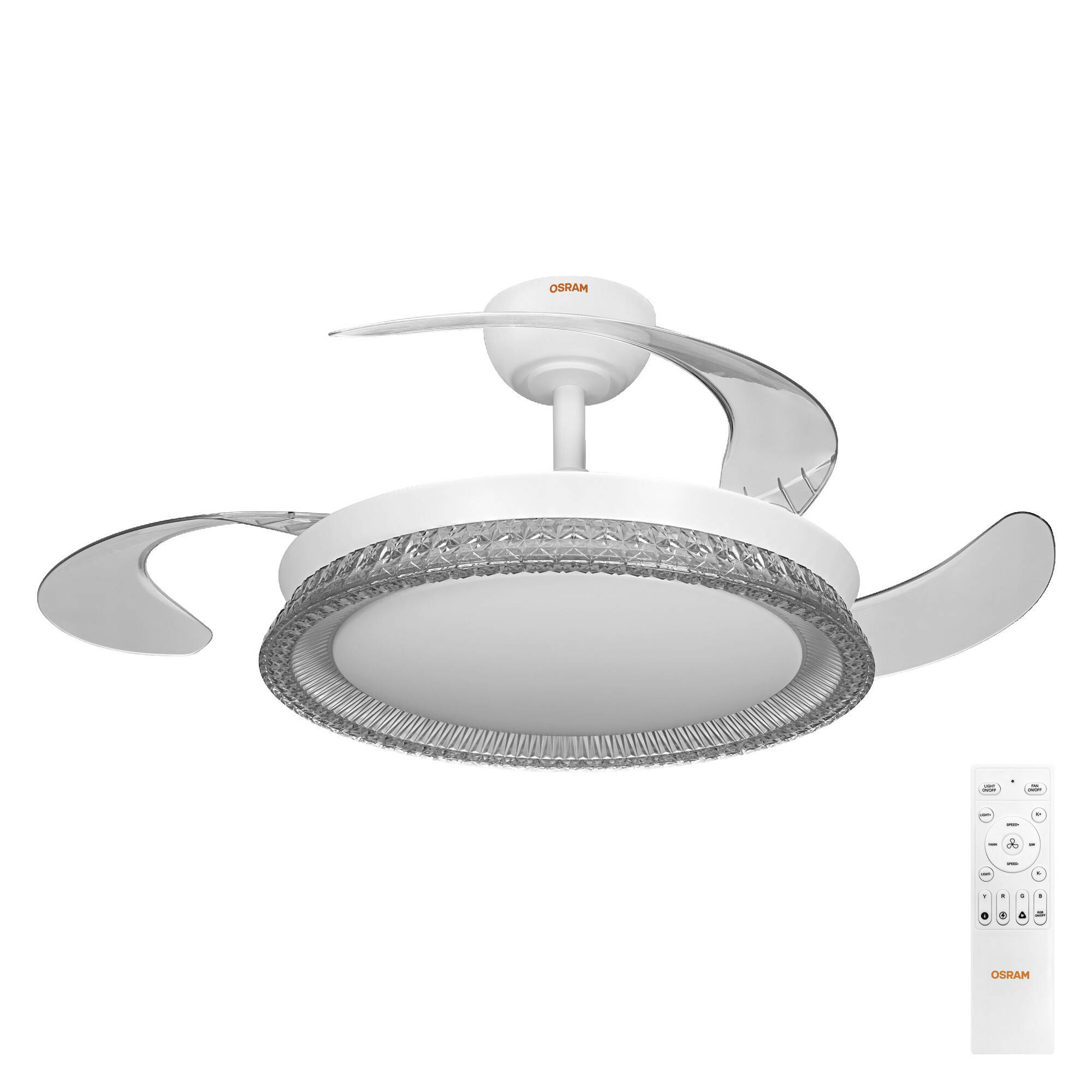 Bílý stropní ventilátor se světlem se zakřivenými stříbrnými lopatkami a kulatou dekorativní LED svítidlem, zobrazeno s dálkovým ovladačem.