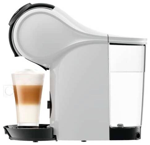 Stolní kávovní automat dispensuje vrstvený latte do sklenice na kapací tácce s vodní nádrží na pravé straně.