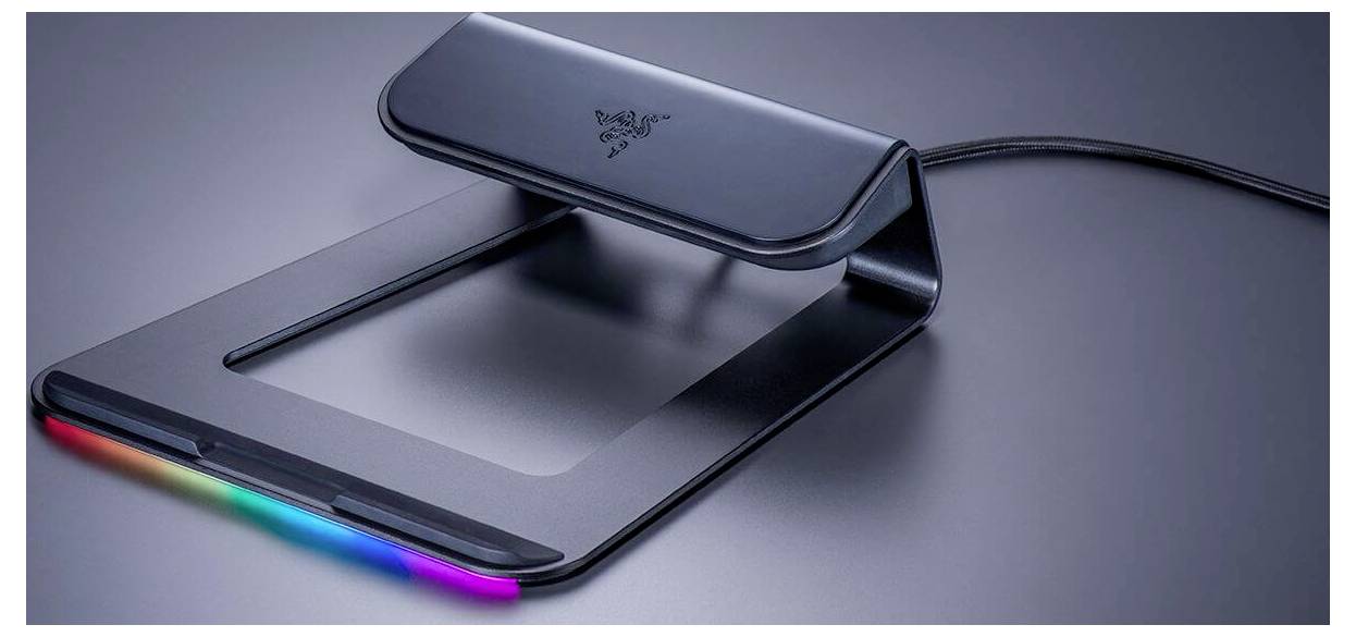 Skládací smartphone s malou horní obrazovkou a duhou osvětlenou spodní hranou, částečně otevřený na šedém pozadí.