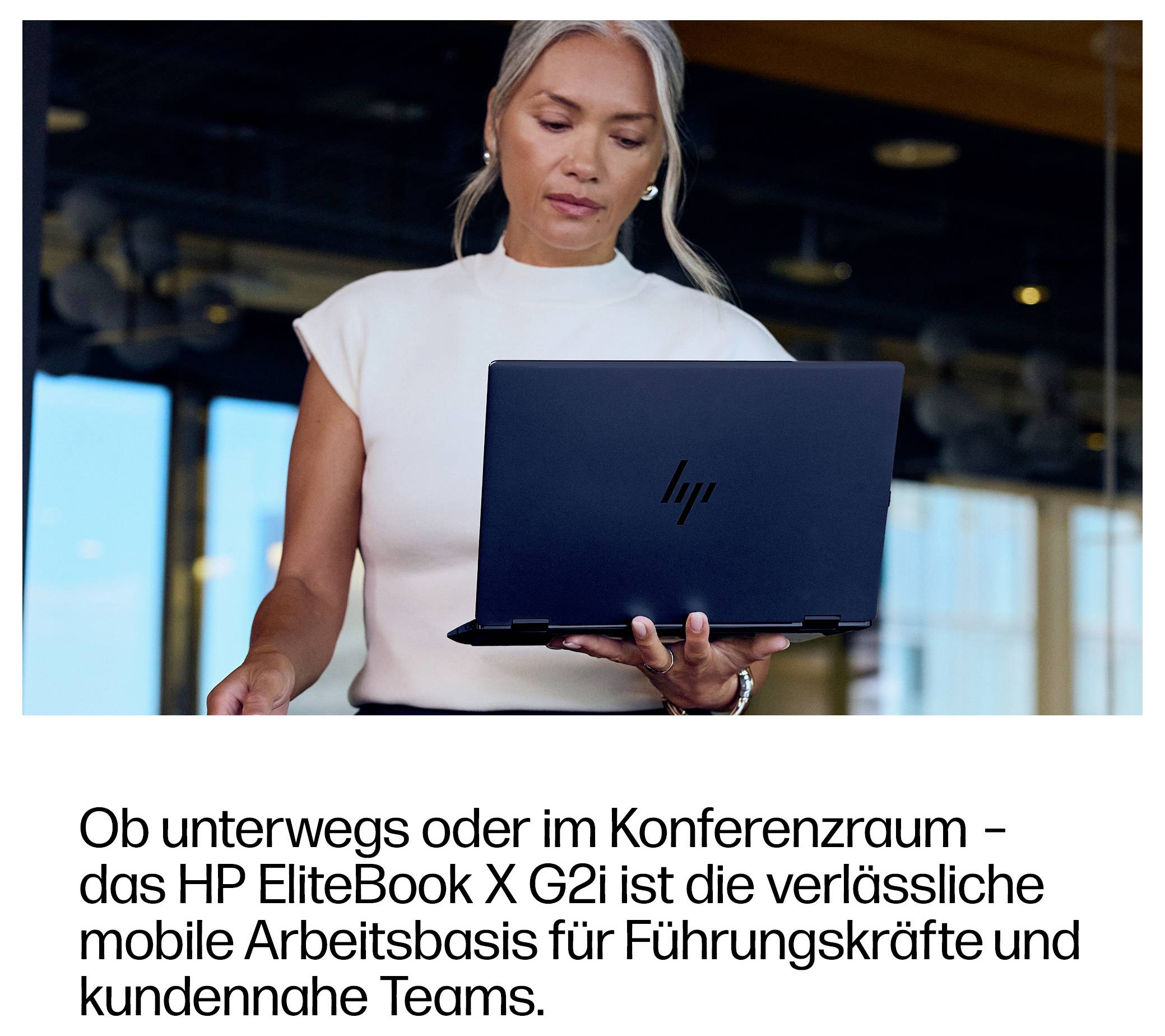 Žena používající laptop HP EliteBook; německý text říká, že je to spolehlivá mobilní pracovní základna pro vedoucí pracovníky a týmy orientované na zákazníky, které se pohybují nebo pracují v zasedacích místnostech.