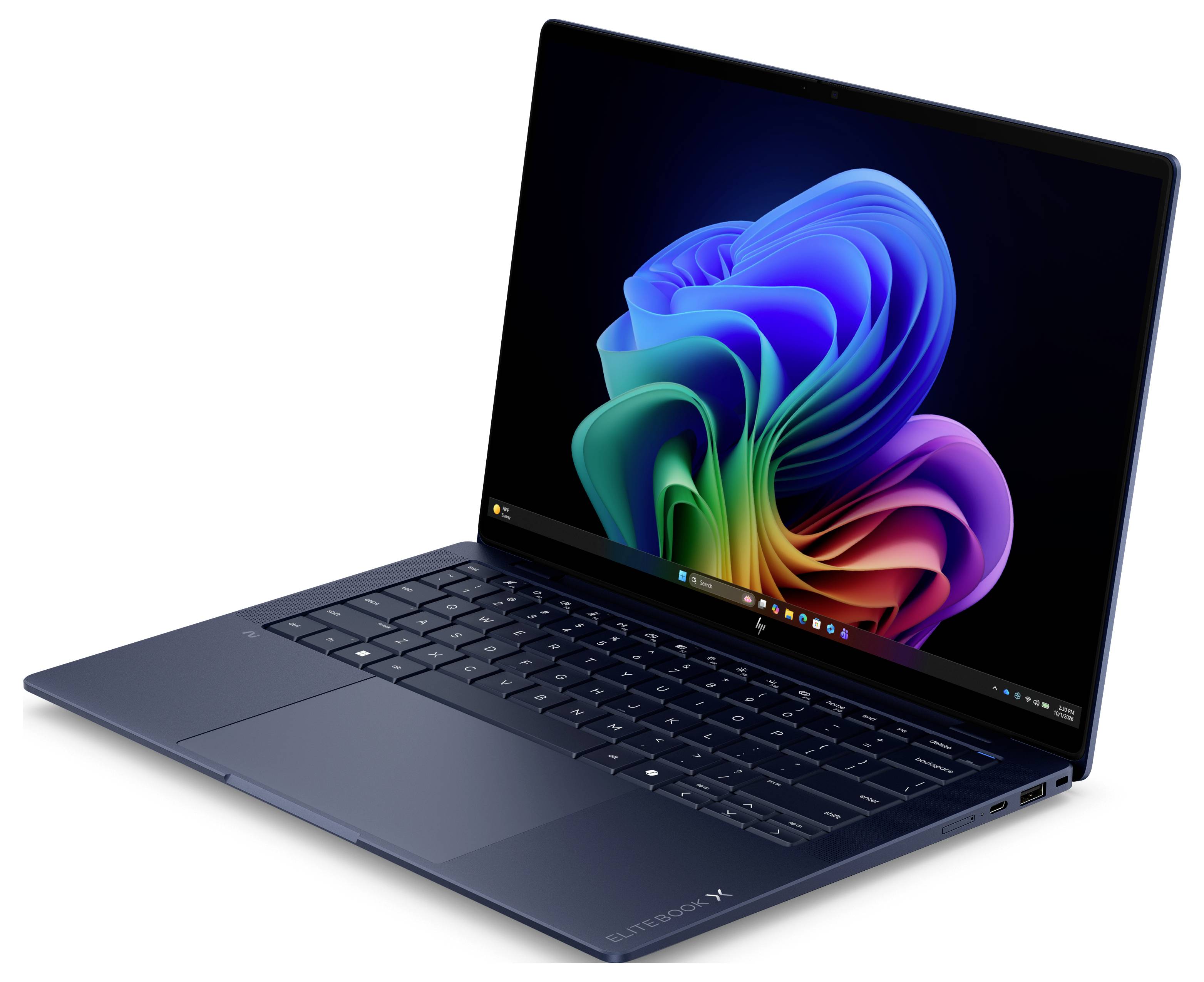 Elegantní tmavě modrý notebook je otevřený v úhlu a na jeho obrazovce je viditelná barevná abstraktní vlnitá tapeta.