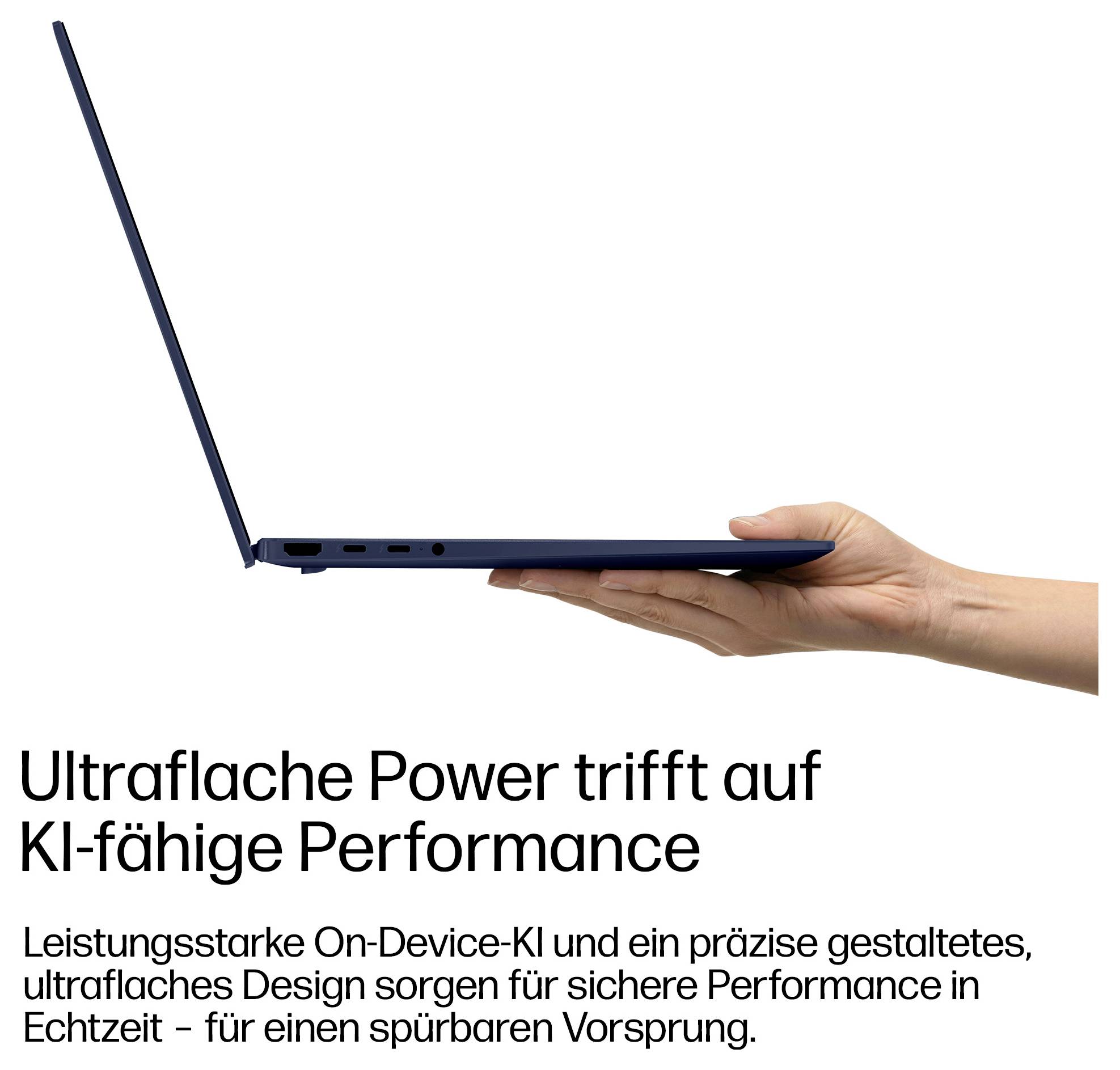 Ruka držící tenký laptop otevřený, s německým textem propagujícím ultra-štíhlý design a výkon umělé inteligence přímo na zařízení.