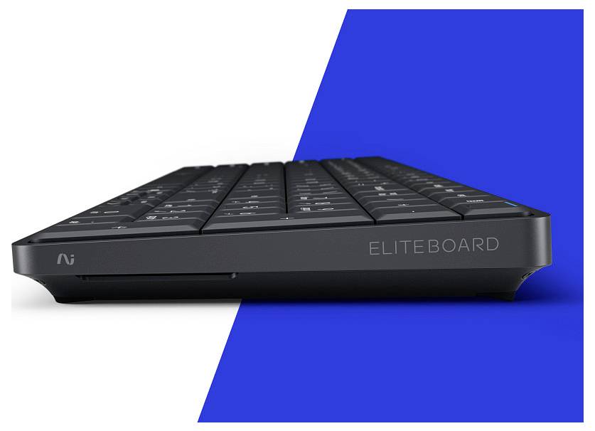 Klávesnice EliteBoard v černé barvě s nízkým profilem zobrazená v bočním pohledu na bílém a modrém geometrickém pozadí.
