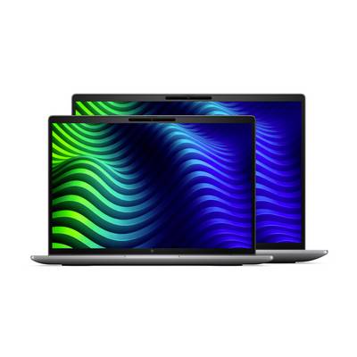 Dva překrývající se laptopy s obrazovkami zobrazujícími modrý a zelený vlnitý abstraktní vzor.