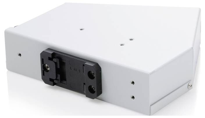 Bílé elektronické skříně nebo krabici zařízení s černým čelním montážním držákem na obyčejném bílém pozadí.