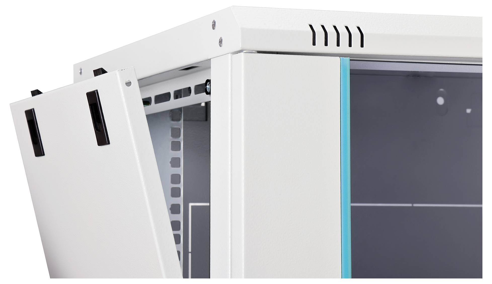 Detailní záběr bílé serverové/síťové skříně s otevřeným bočním panelem odhalujícím vnitřní upevňovací lišty a tmavé přední dveře s modrým akcentním proužkem.