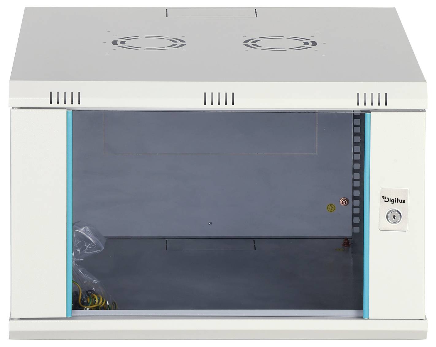 Prázdná šedá skříň serverového racku s otevřeným předním panelem, ukazující vnitřní prostor pro montáž a ventilační ventilátory na horní straně.