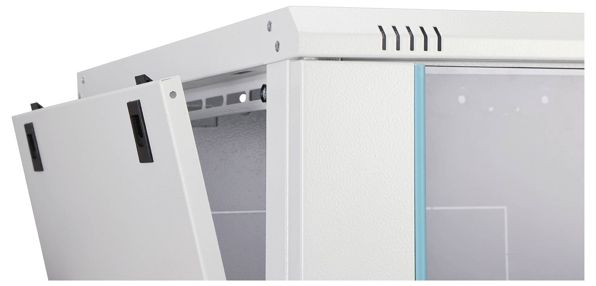 Detailní snímek bílé kovové skříně zařízení s otevřeným bočním panelem, zobrazující ventilační otvory, panty a čelní dveře ze skleněného panelu.