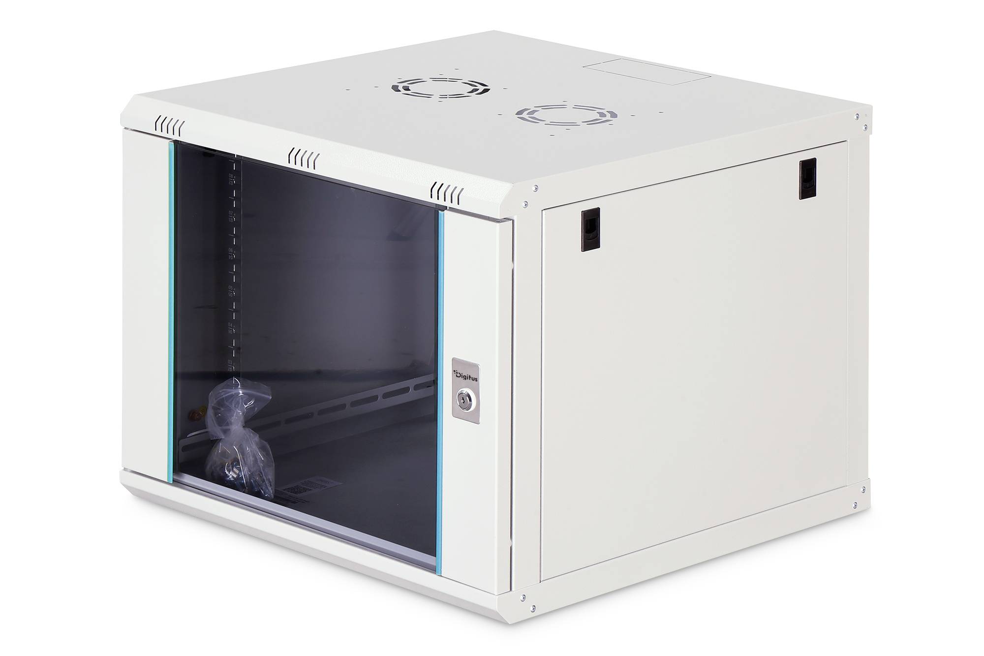 Skříň z bílého kovu s transparentním skleněným předním dvířky a ventilačními ventilátory na horní straně, zobrazena v tříčtvrtinném pohledu na bílém pozadí.