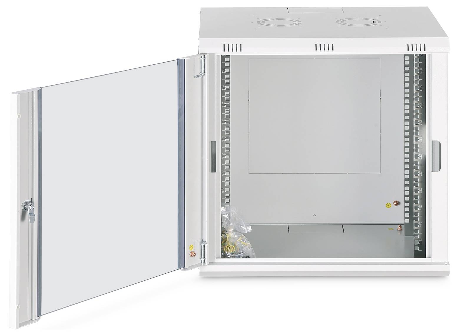 Otevřená kovová elektrická skříň s otevřenými dvířky, zobrazující prázdný vnitřek a montážní panel.