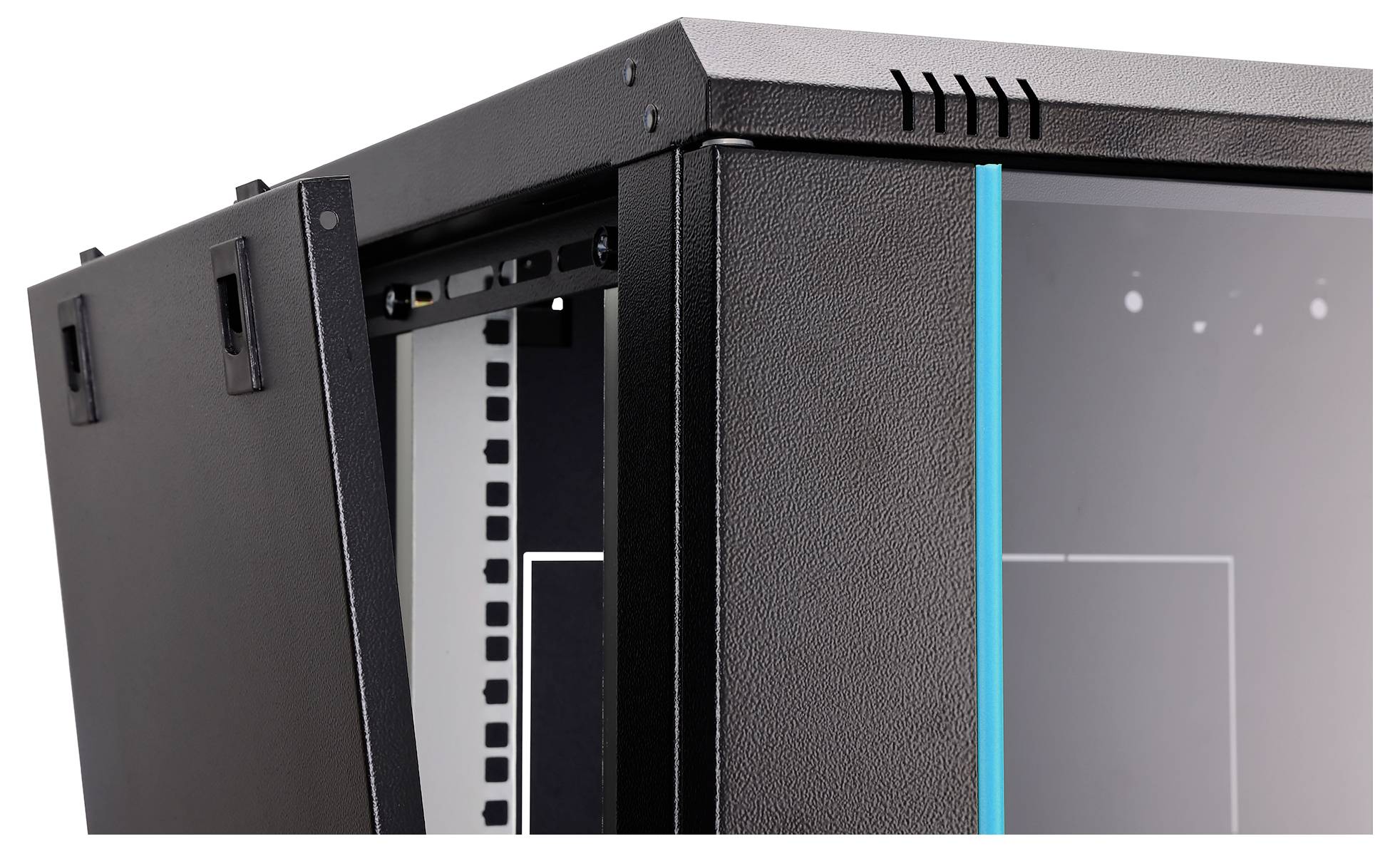 Detailní záběr černé skříně serverového racku s otevřenými předními dveřmi, ukazující vnitřní rám a bočný panel ze skla s modrým akcentním pruhem.