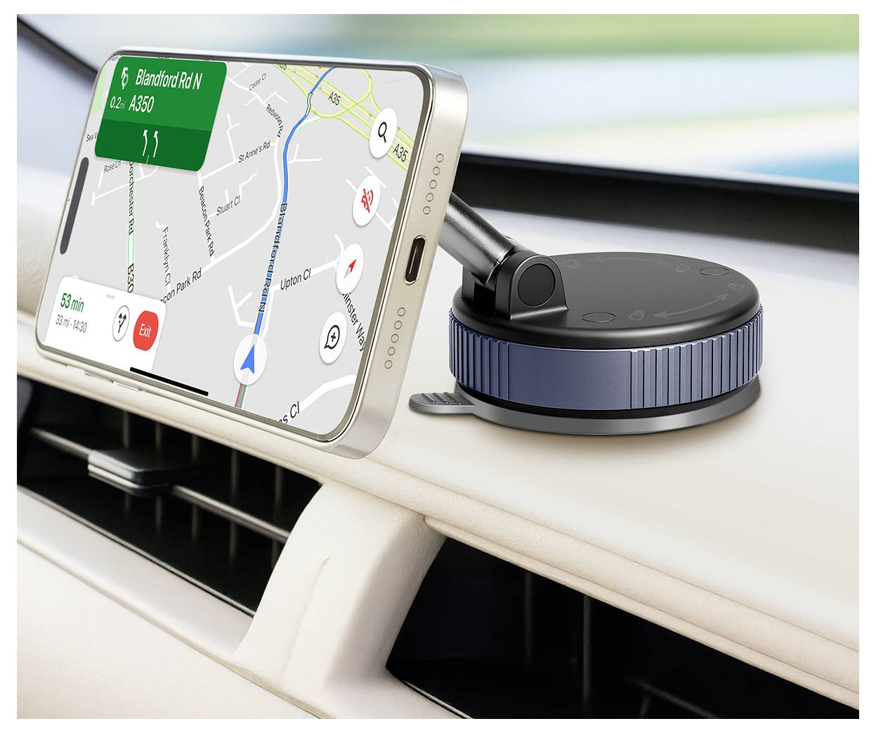 Smartphone zobrazující pokyn po kroku při navigaci je umístěn na palubní desce automobilu pomocí kruhového magnetického držáku.