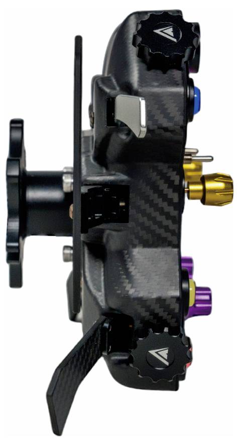 Boční pohled na pedál kola s clipovacími mechanismy a nastavitelnými otočnými knoflíky, zobrazený izolovaně na bílém pozadí.