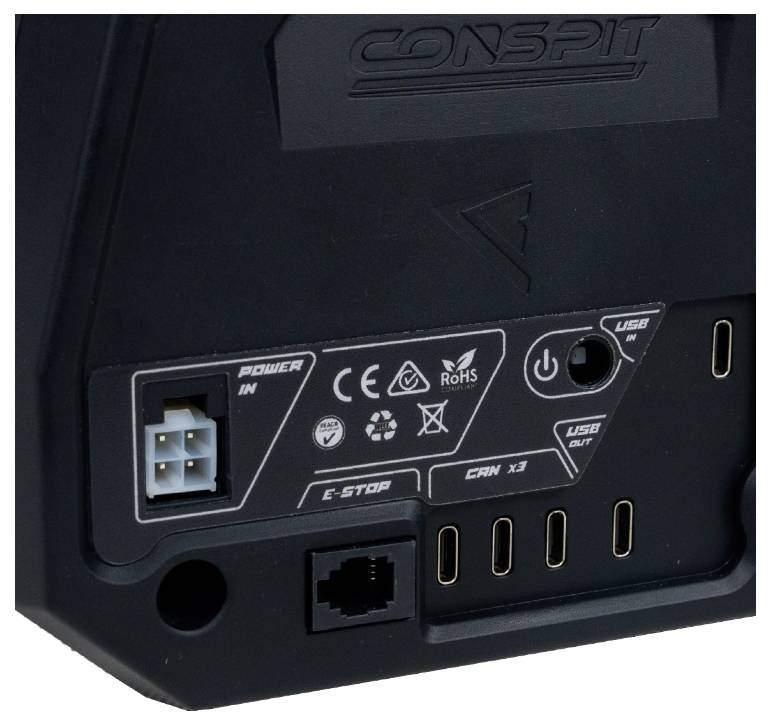 Detailní zobrazení zadního panelu zařízení CONSPIT s viditelným příkonem, tlačítkem E-STOP a porty CAN, vstupní a výstupní porty USB a certifikačními symboly.