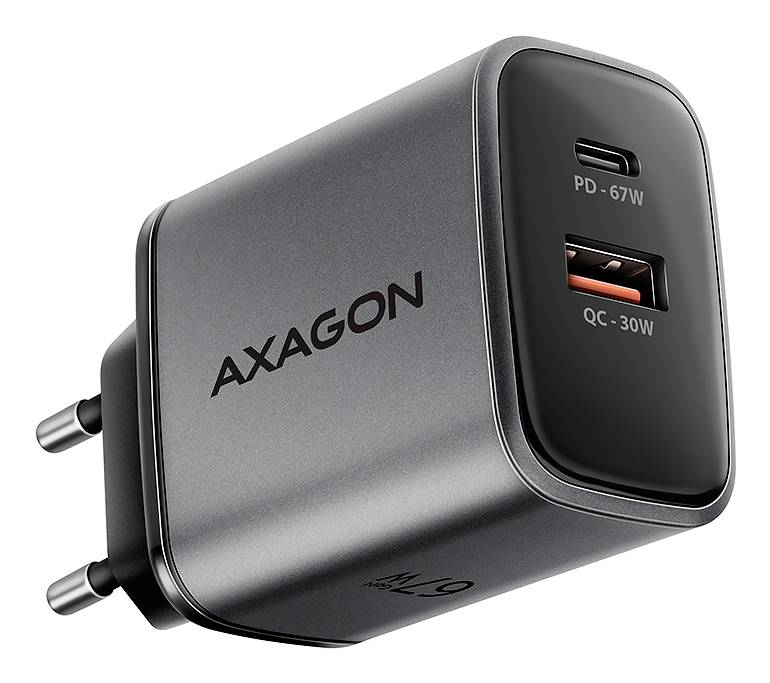 Šedá AXAGON síťová nabíječka se dvěma porty, USB-C označený 'PD-67W' a USB-A označený 'QC-30W', zobrazený na bílém pozadí.