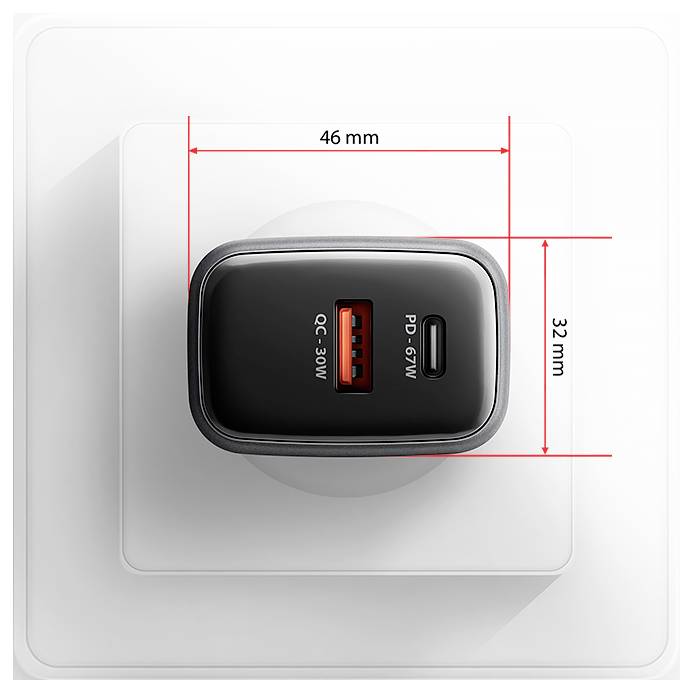 Kompaktní USB nástěnná nabíječka s jedním portem USB-A QC 3.0 a jedním portem USB-C PD 67W, označená šířkou 46 mm a výškou 32 mm.