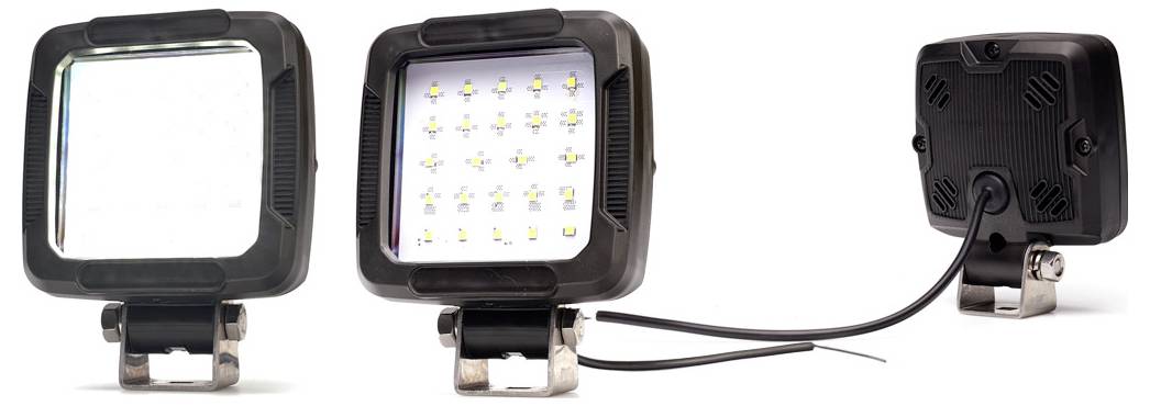Kompaktní LED pracovní světlo zobrazené z přední, zadní a boční strany s čtvercovou hlavicí lampy, montážním držákem a připojeným napájecím kabelem.