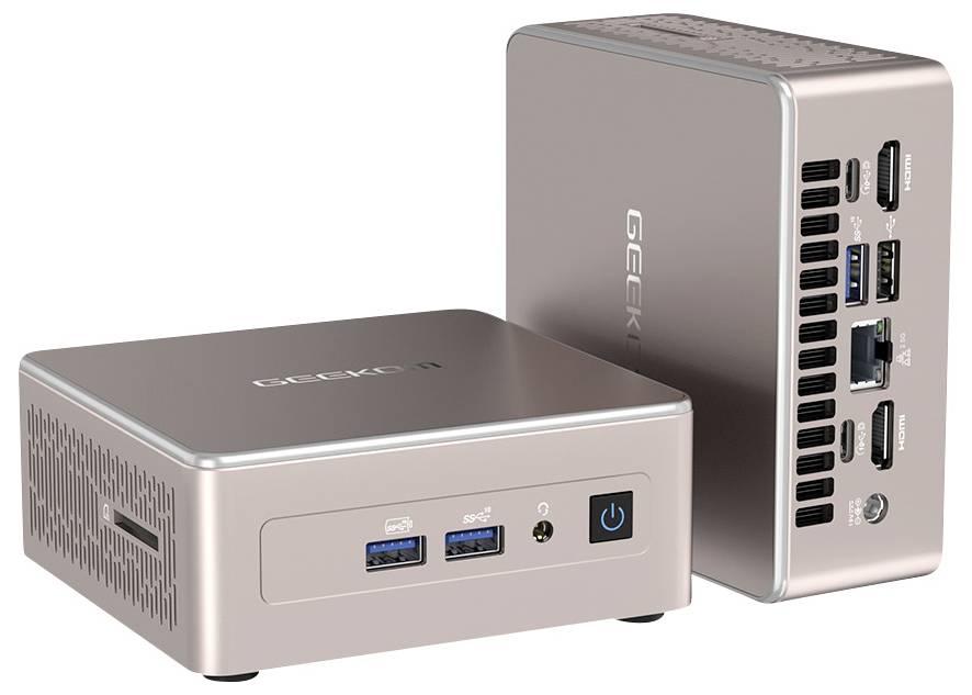 Dva kompaktní mini počítače Geekom zobrazené ve stříbrné barvě, jeden v horizontální poloze a jeden ve svislé poloze, s viditelnými porty USB, HDMI, Ethernet, audio a napájení na přední a boční straně.