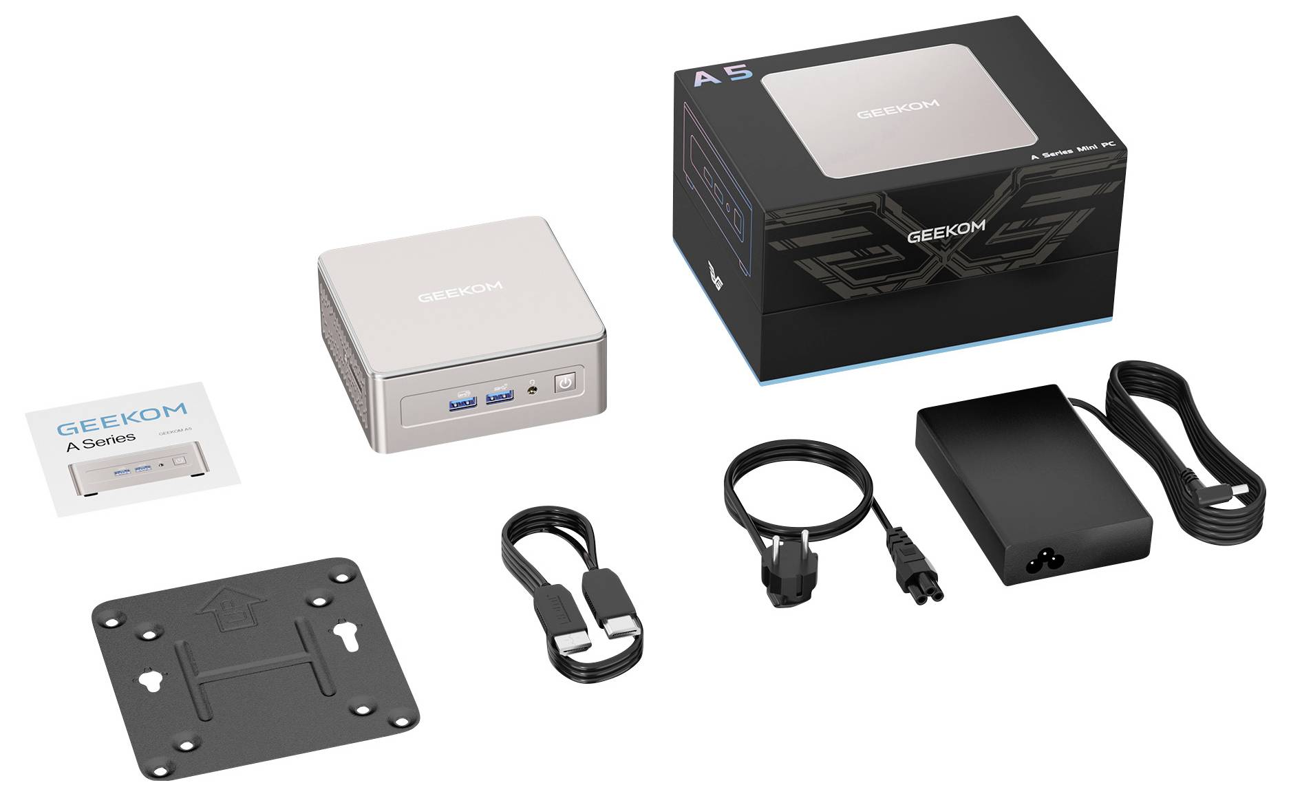 Produktový obrázek mini počítače GEEKOM s krabicí a přiloženými příslušenstvím: adaptér napájení, kabel, montážní deska a HDMI kabel.
