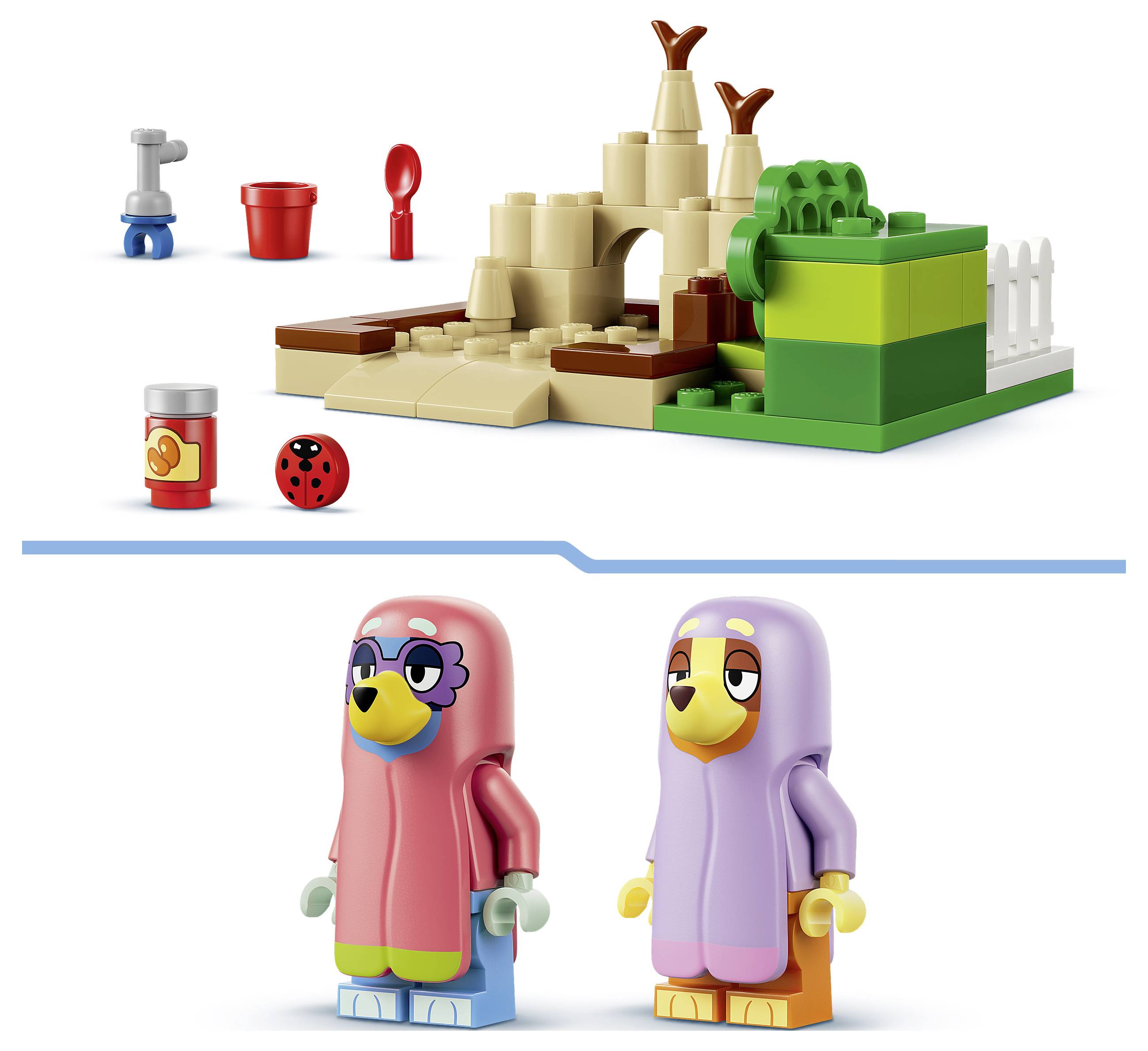 LEGO-stylové figurky ptáků: růžový pták a fialový pták stojí pod malou pouštní sadou s zelenou strukturou, písčitým pískem a rozptýlenými příslušenstvím.