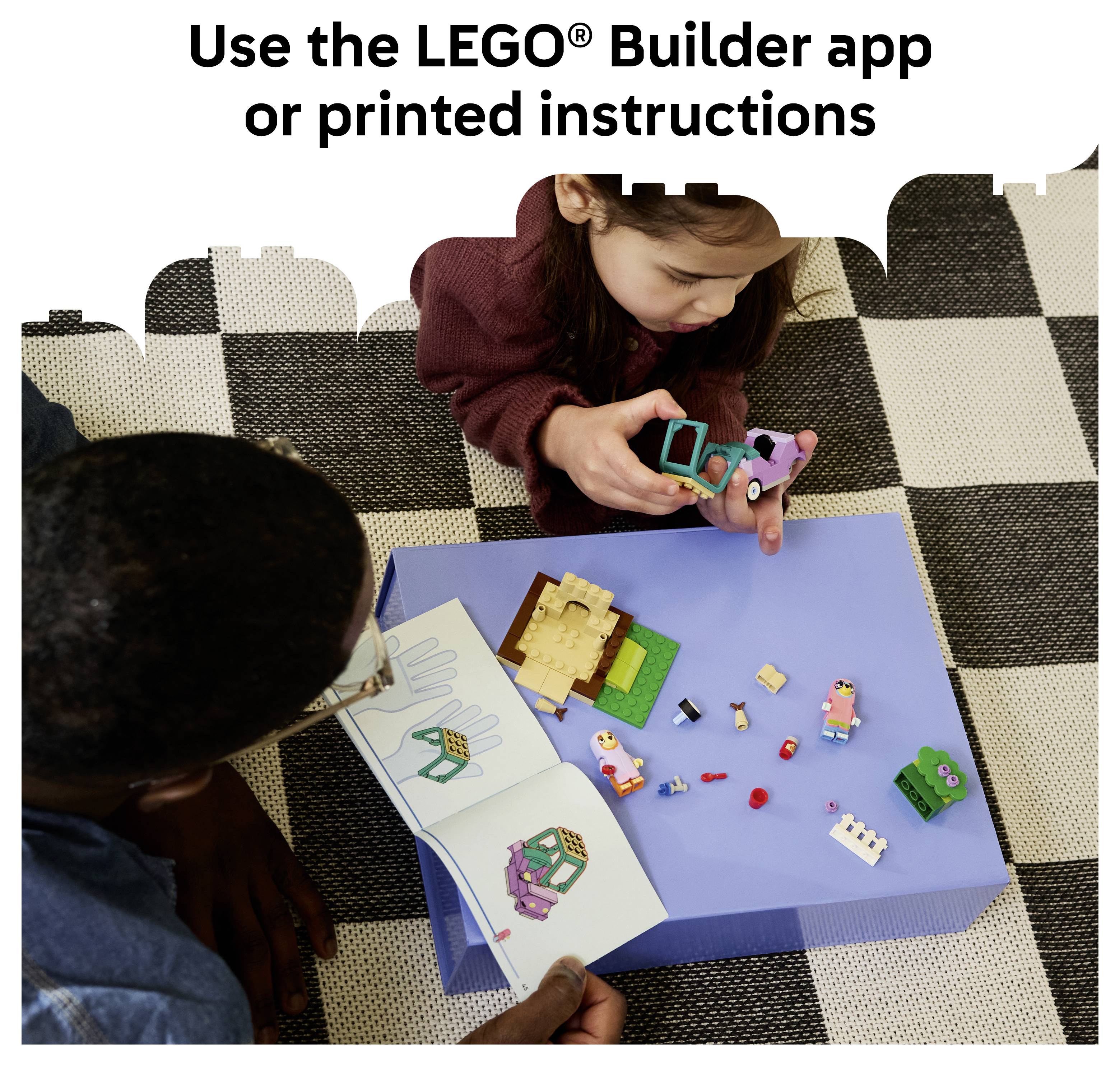 Dítě sestavující LEGO sadu podle tištěných instrukcí, zobrazeno spolu s volnými LEGO kostkami a modrou krabicí, s textem "Používejte aplikaci LEGO Builder nebo tištěné pokyny".