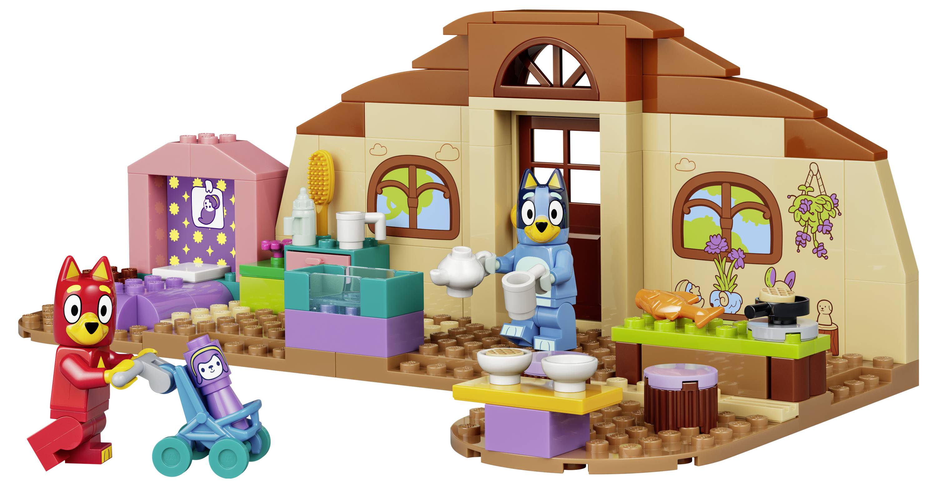 Místnost na hraní ve stylu LEGO s figurkami Bluey a Bingo, kočárkem a interiérem domu s stolem, kuchyňskými předměty a hračkou příslušenstvím.