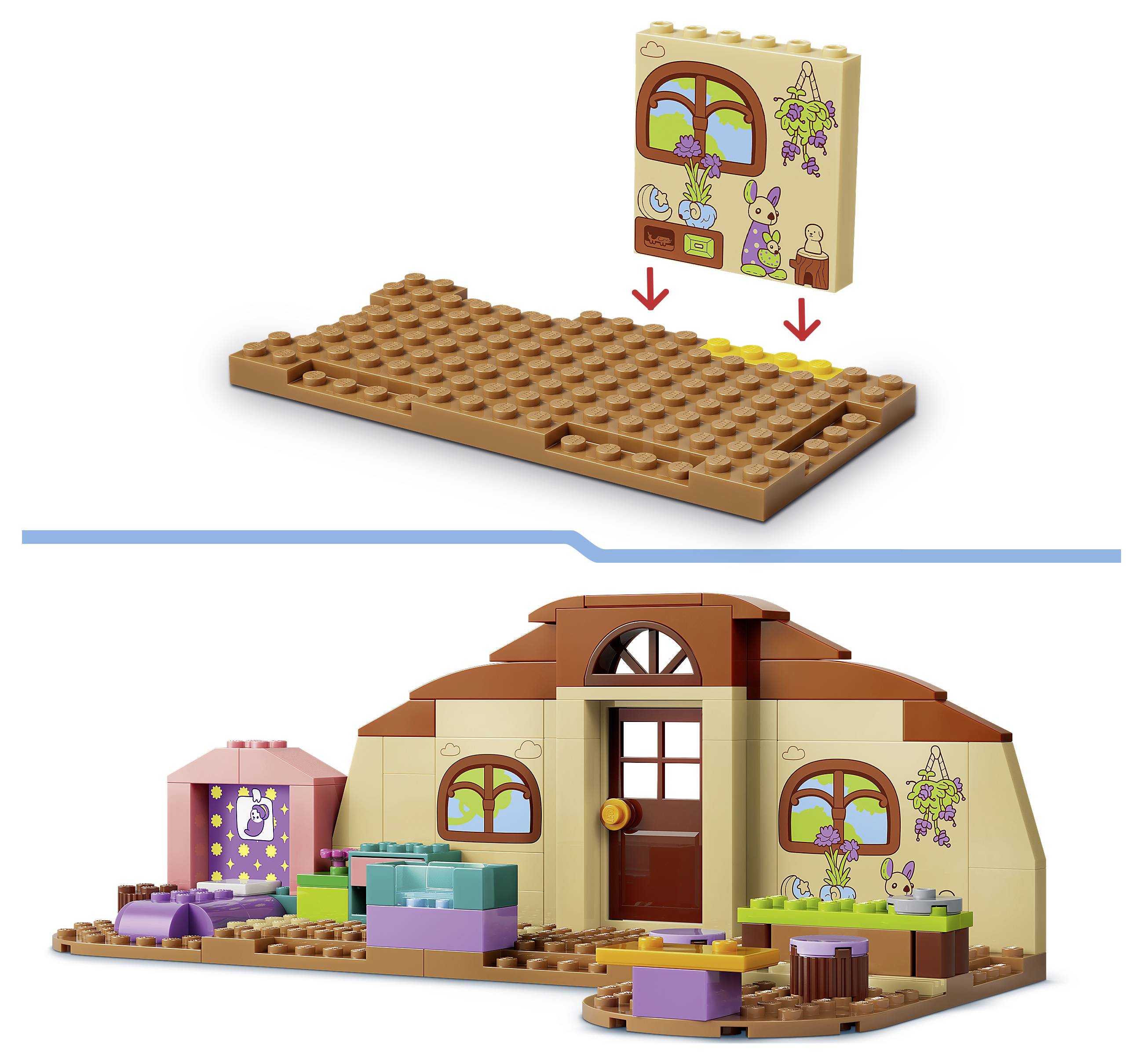 Instruktážní obrázek ve stylu LEGO ukazující hnědou podložku a panely zdi, které se skládají do malého domku s dveřmi, okny a detaily zahrady.