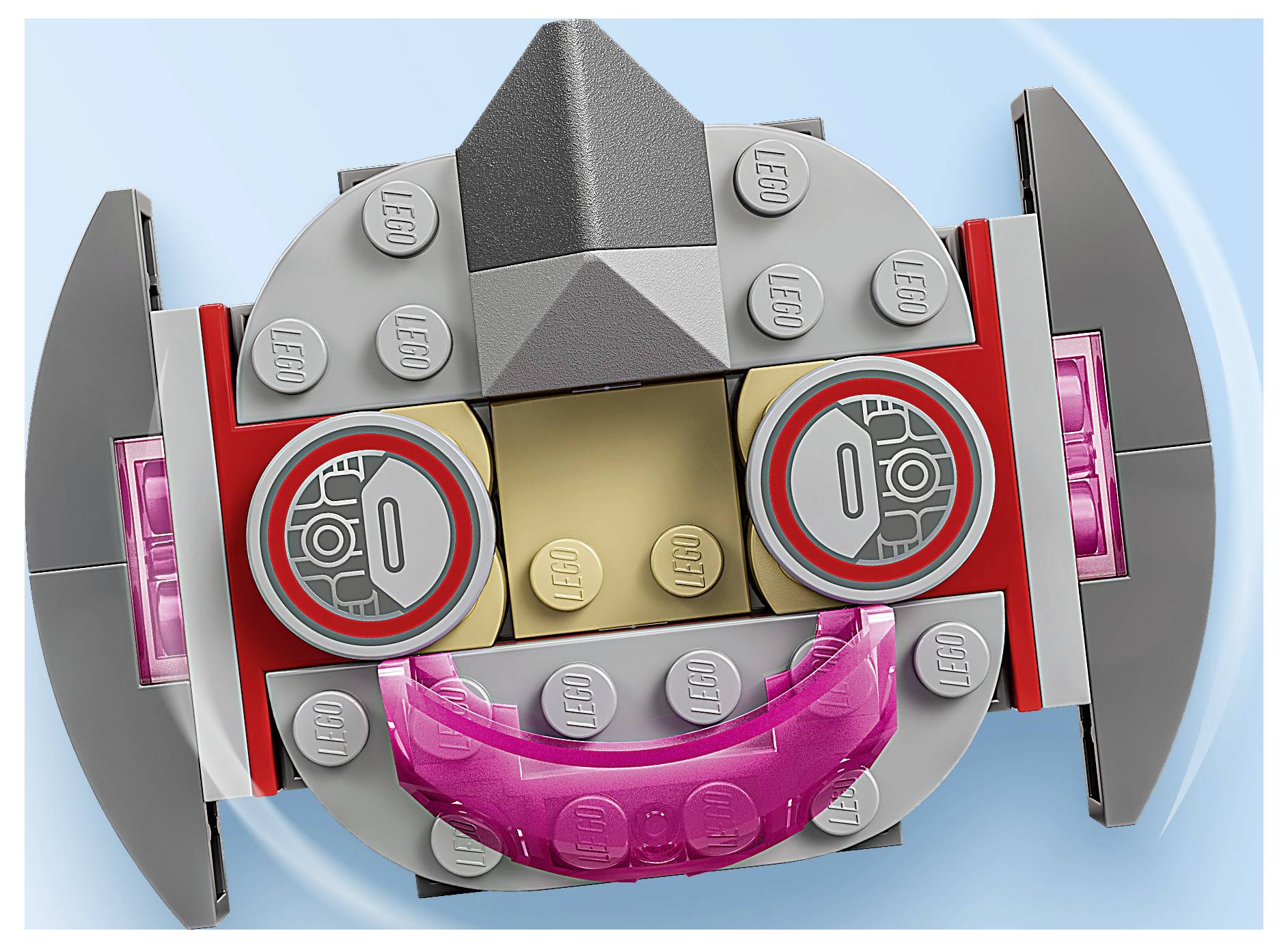 Detailní záběr na tvář robota LEGO se šedými ušima, červenými akcenty, růžovými očima a usměvavým růžovým ústy na světle modrém pozadí.