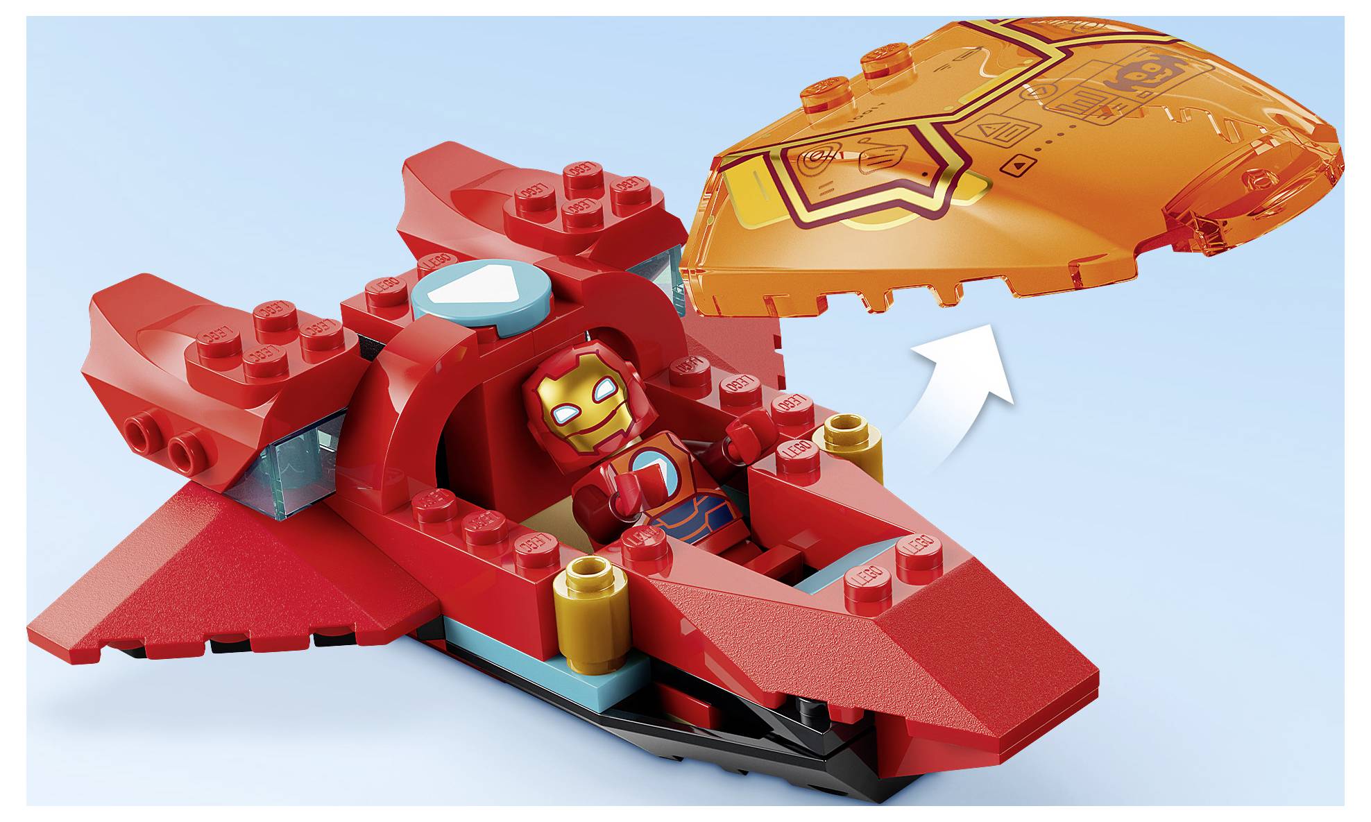 Červený tryskáč ve stylu LEGO s otevřeným oranžovým kabinem, ve kterém je vidět sedící figurka Iron Mana, vše zobrazeno na světle modrém pozadí.