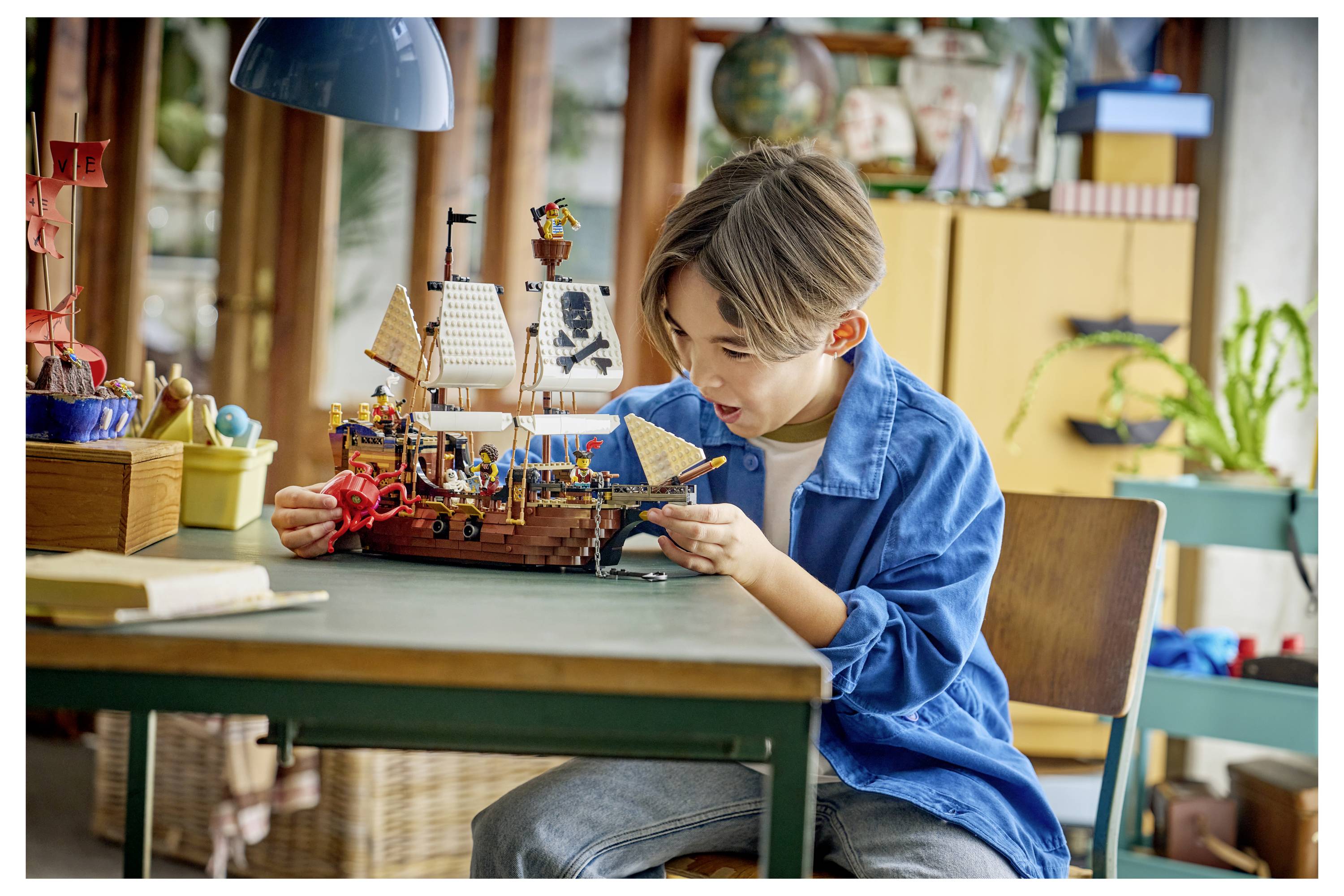 31387 LEGO® CREATOR Piratská loď přestavitelná v Burgu nebo dvojité lodi; stavebnice s 5 minifigurami-3