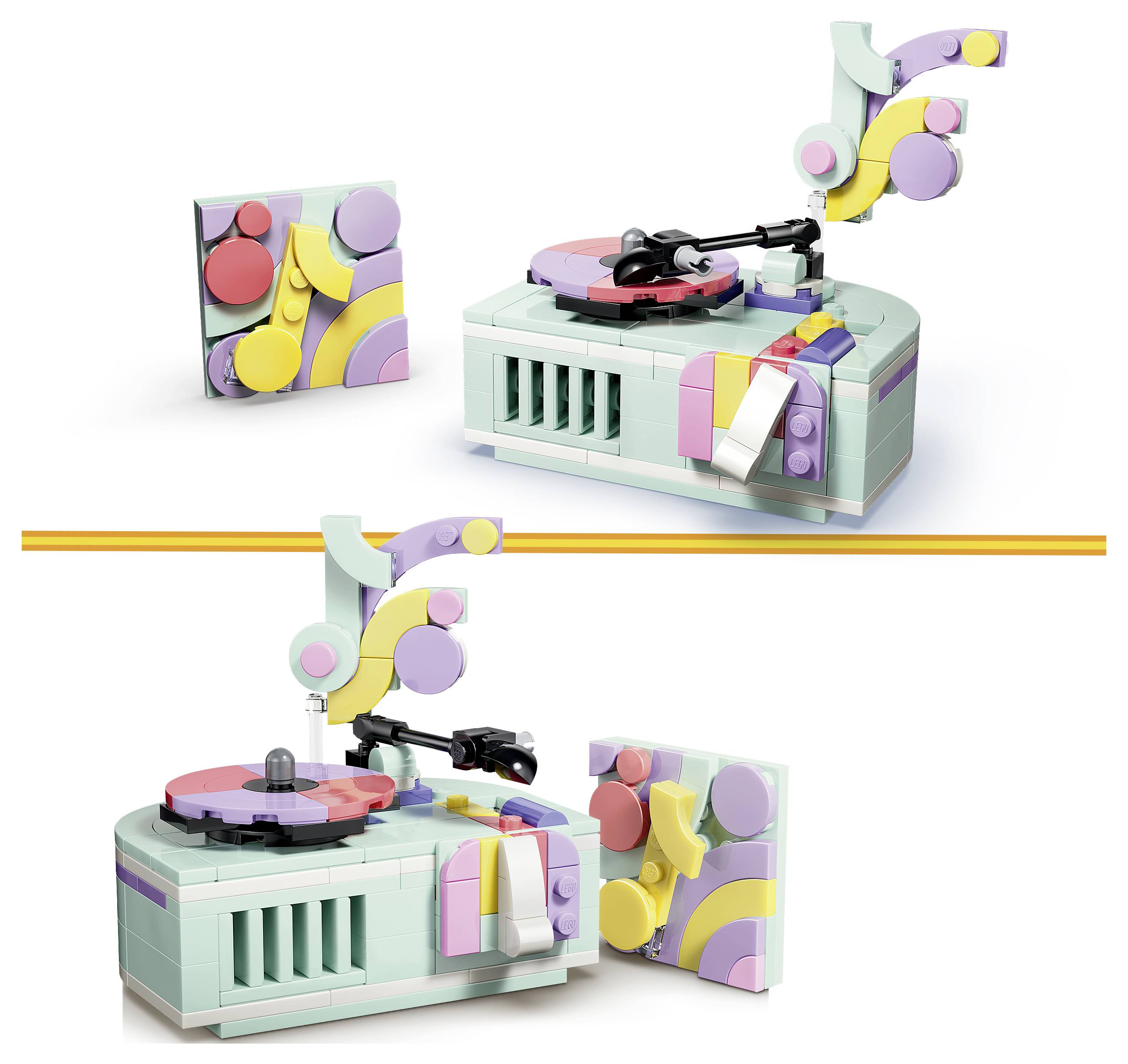 Stylizovaný hračkářský turntable hudební přehrávač zobrazený ve dvou uspořádáních, s barevnou abstraktní geometrickou nástěnnou uměleckou výzdobou a mintově zeleným podstavcem na bílém pozadí.