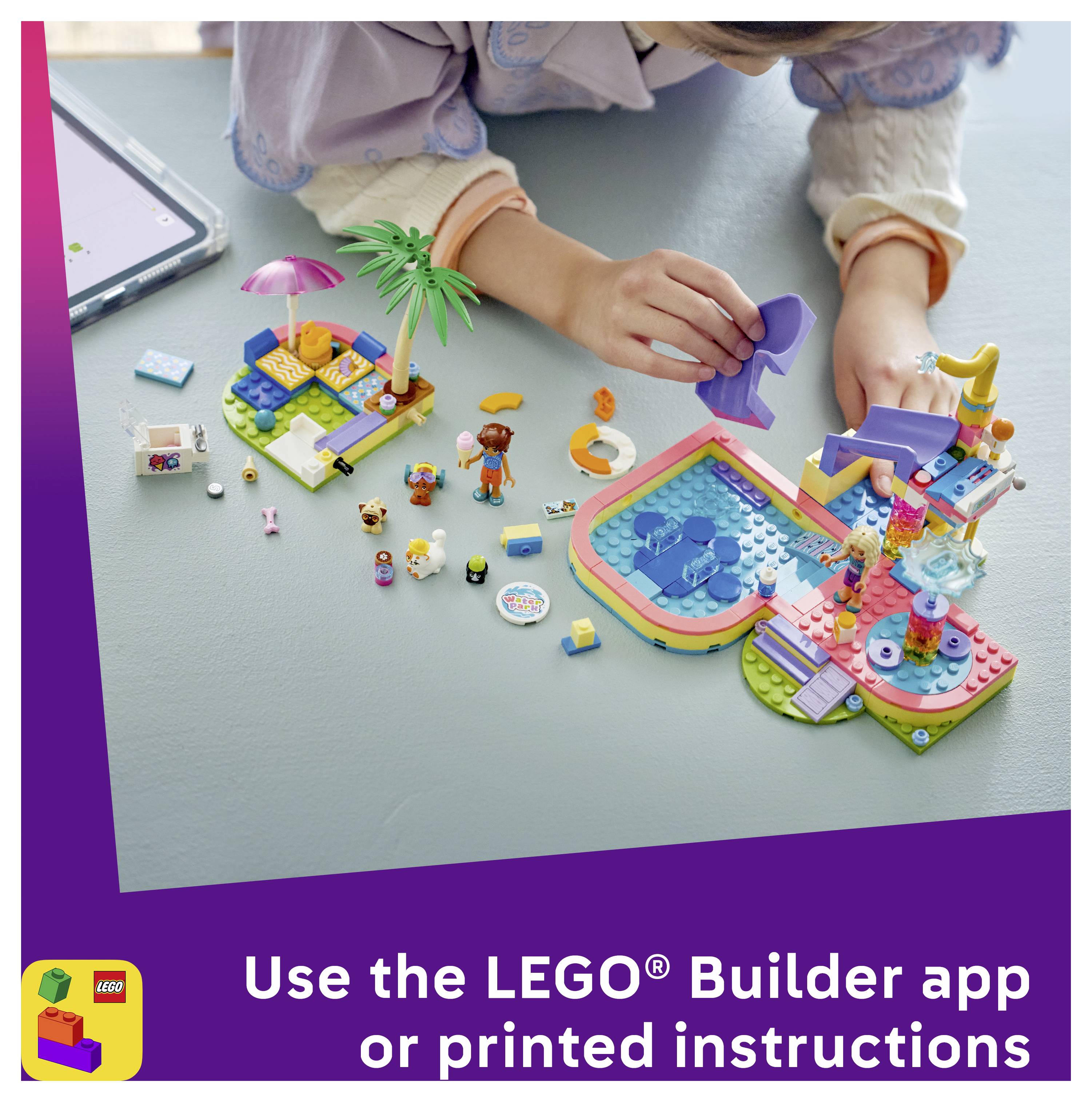 Dítě skládá barevný LEGO set na stole a umísťuje fialový díl poblíž bazénu a herní oblasti; text říká "Použijte aplikaci LEGO Builder nebo tištěné pokyny".