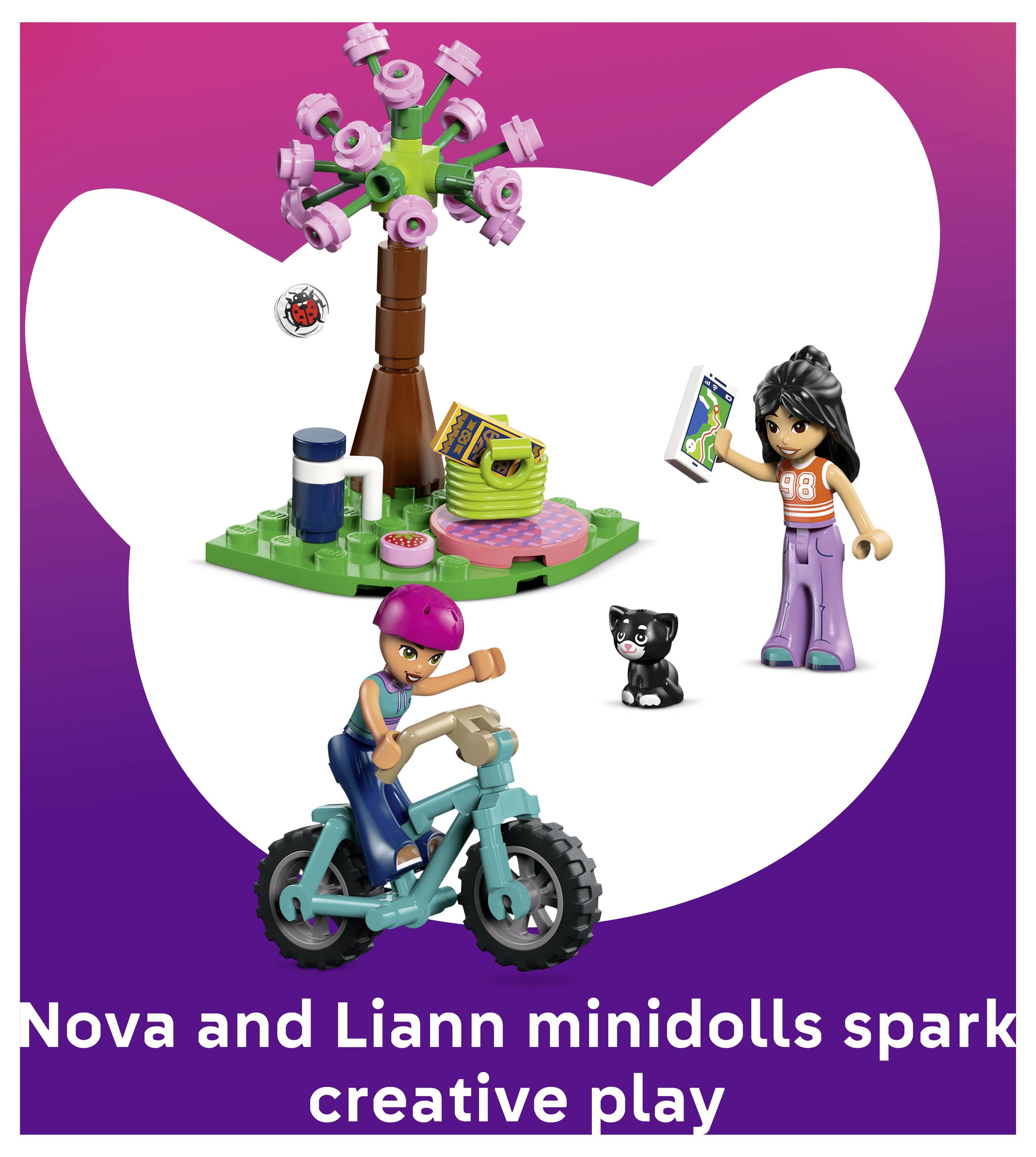 Sada hraček s minipanenkami Nova a Liann s motorkou, domácím mazlíčkem, piknikovým scénem a stromem na fialovém pozadí s textem "Minipanenky Nova a Liann vzbuzují tvořivou hru".