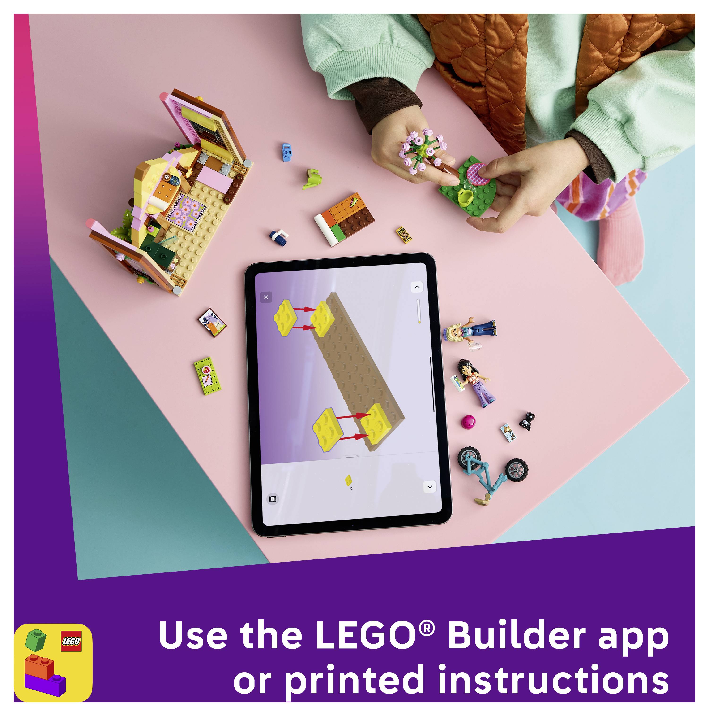 Dítě skládající kostky LEGO vedle tabletu zobrazujícího aplikaci LEGO Builder s popiskem "Použijte aplikaci LEGO® Builder nebo tištěné návody".