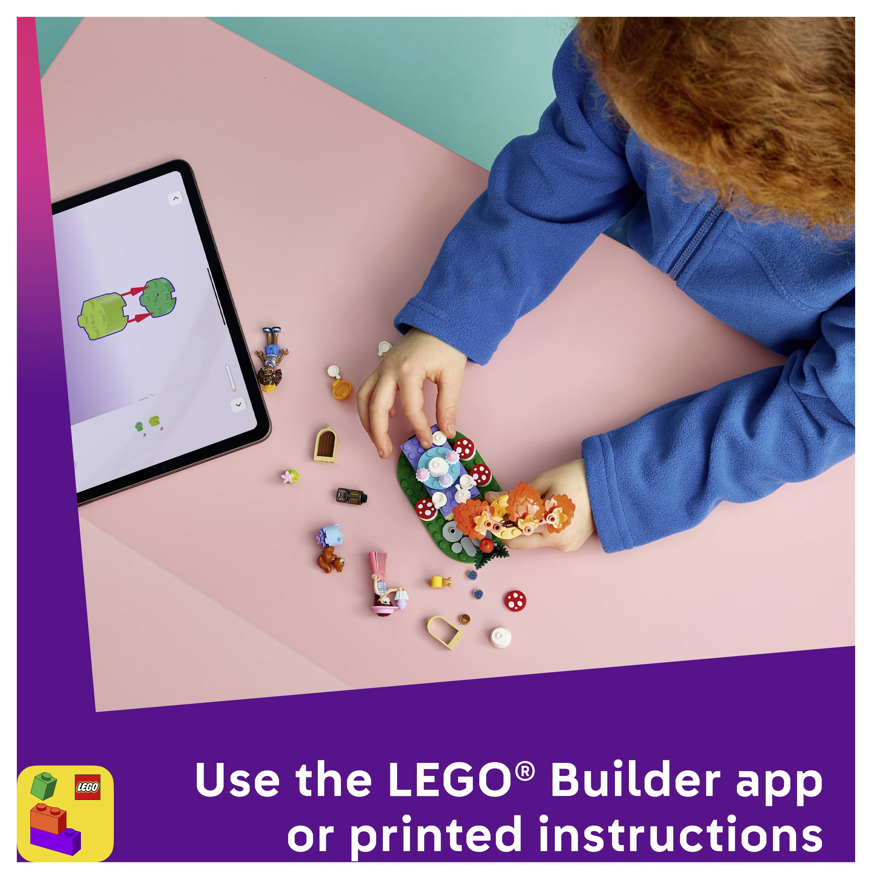 Dítě v modrém svetru staví model LEGO na růžovém stole vedle tabletu zobrazujícího návody s textem: "Použijte aplikaci LEGO Builder nebo tištěné návody".