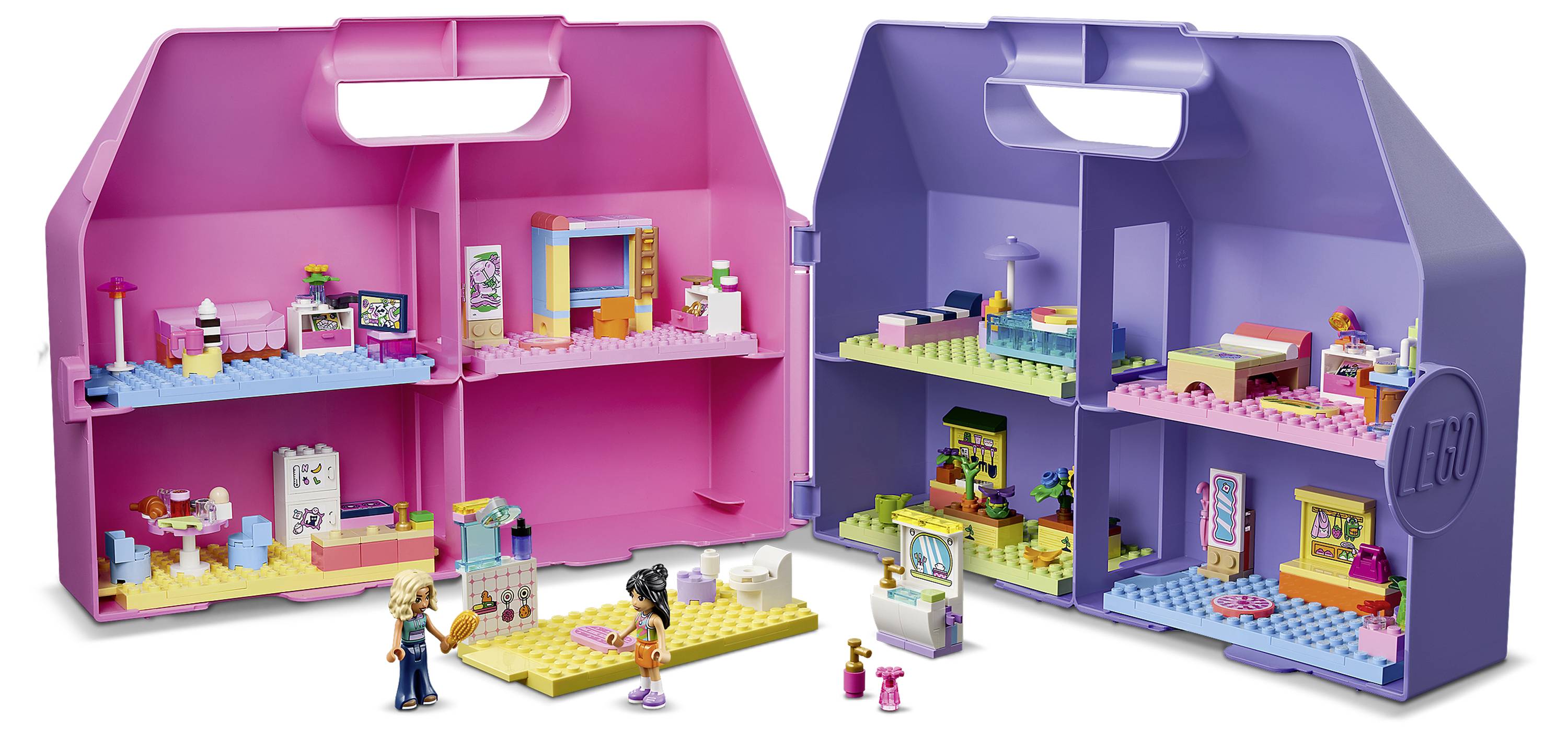 Dva otevřené LEGO stavebnice v podobě kufříků, jeden růžový a jeden fialový, z nichž každý odhaluje miniaturní pokoje a figurky uvnitř.