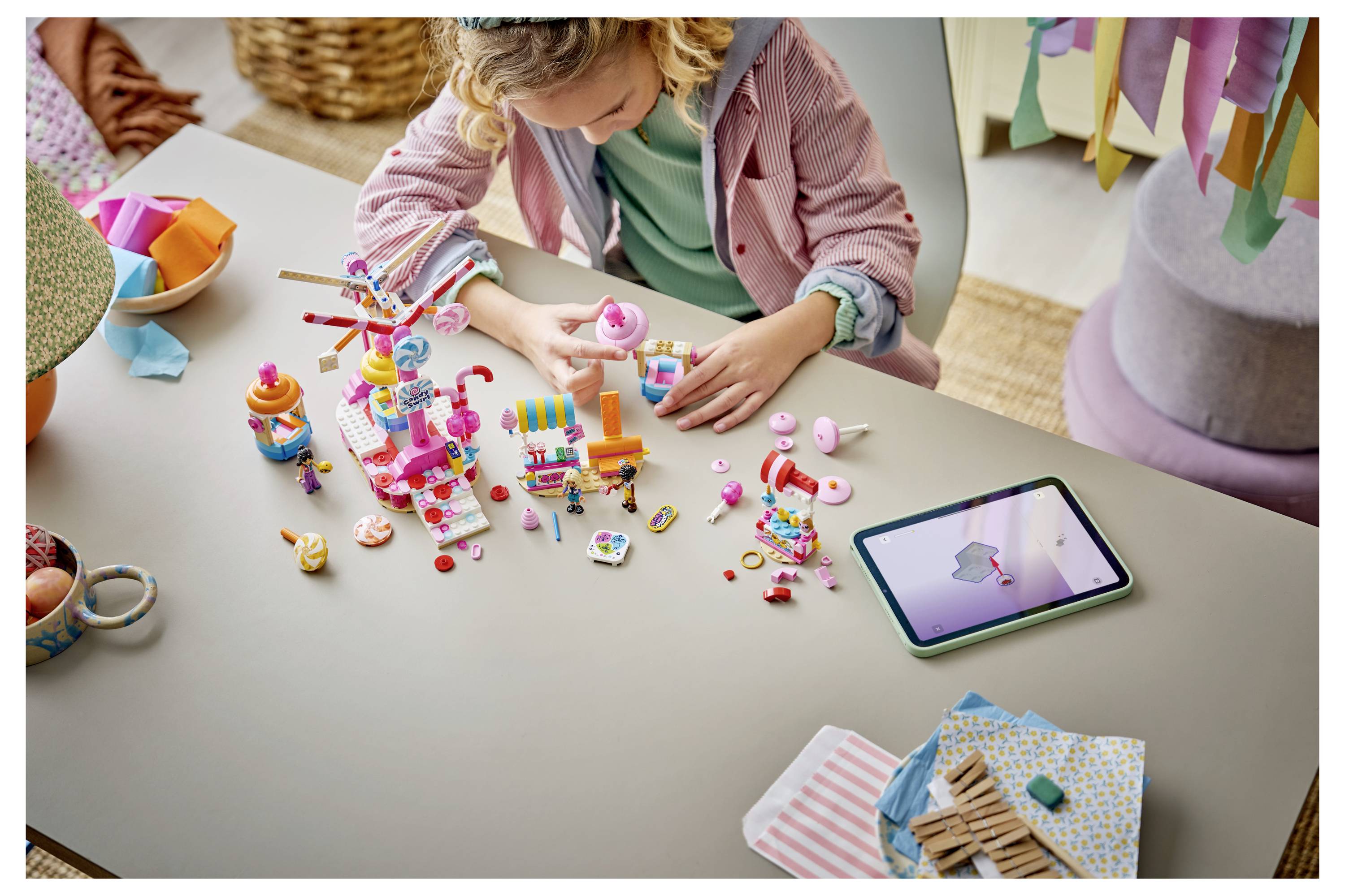 42700 LEGO® FRIENDS Kolečko na muffin; hračky pro zábavní parky na napodobeniny s 3 hracích figurkami a množstvím vavého-5