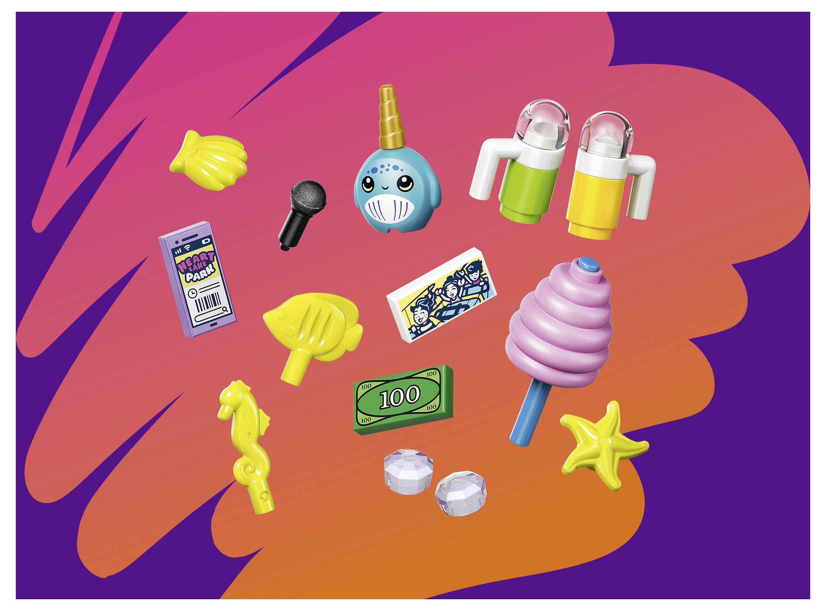 Barevná koláž retro hraček podobných ikon na fialovém a růžovém abstraktním pozadí, včetně svítilny, klíče, lístků, hotovosti, lízátek a hvězdy.