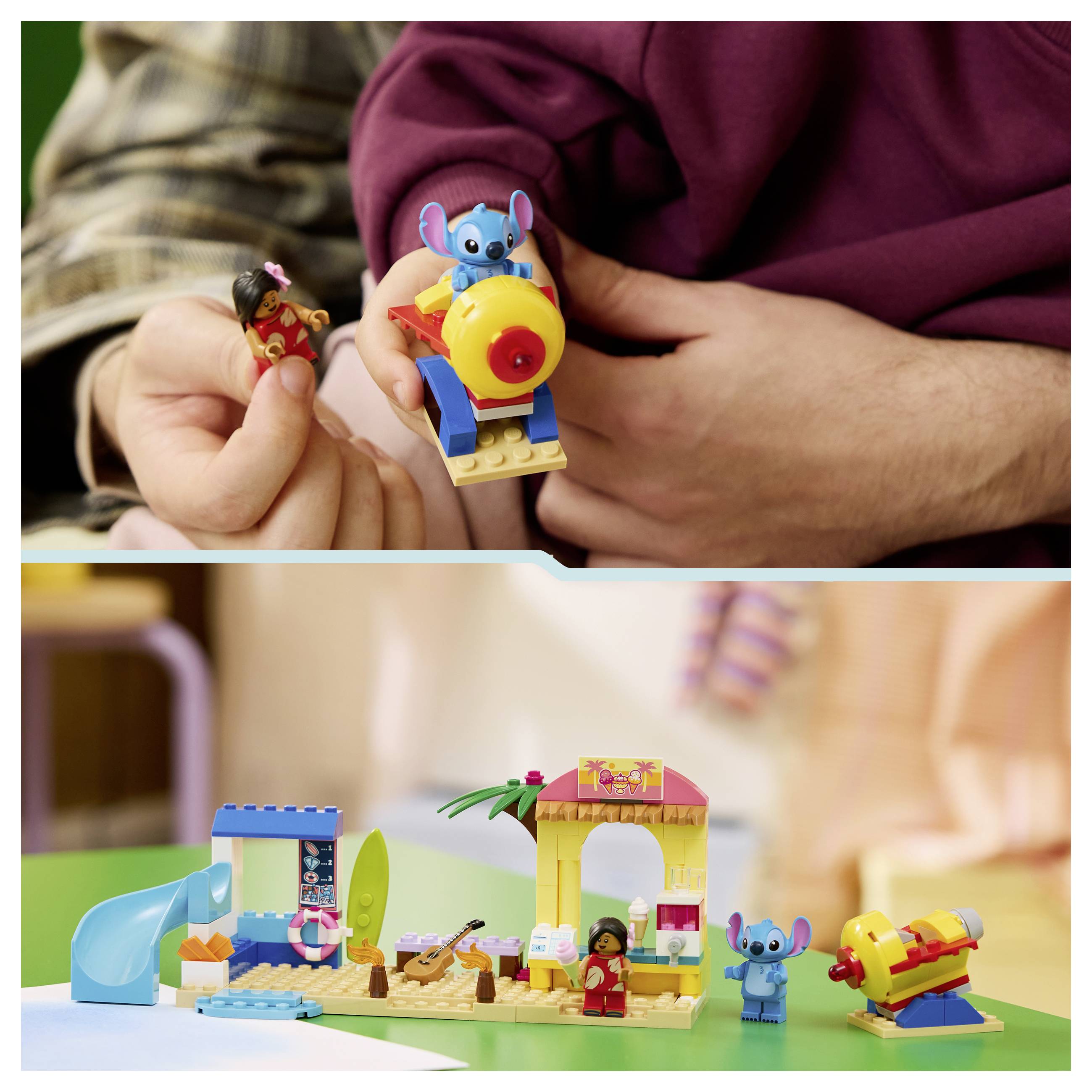 Osoba drží dva malé hračky LEGO a hotová LEGO scéna s Stitchem, skluzavkou na pláž, obloukem a kanónem na stole.