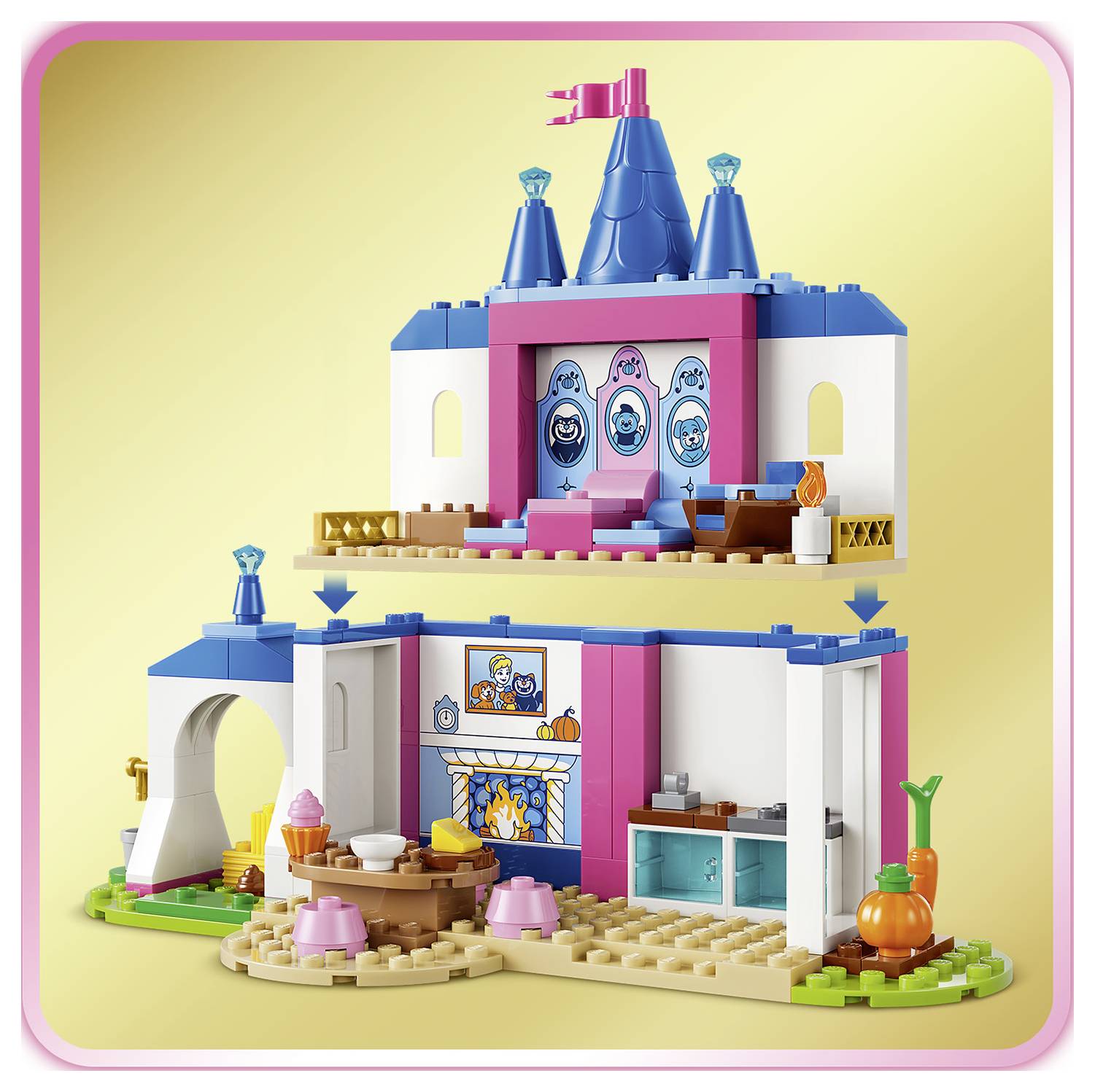 LEGO-stylový hrad s hračkami se dvěma sekcemi: horní věž hradu a balkón, spodní vnitřní herní pokoj s krbem, stolem, kuchyní a dýněmi.