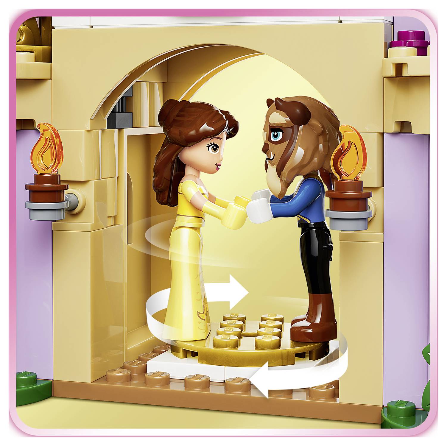 LEGO Bella a Bestie stojí si navzájem tváří v tvář a drží se za ruce v dveřích hradu, se šipkami naznačujícími, že se točí nebo tančí.