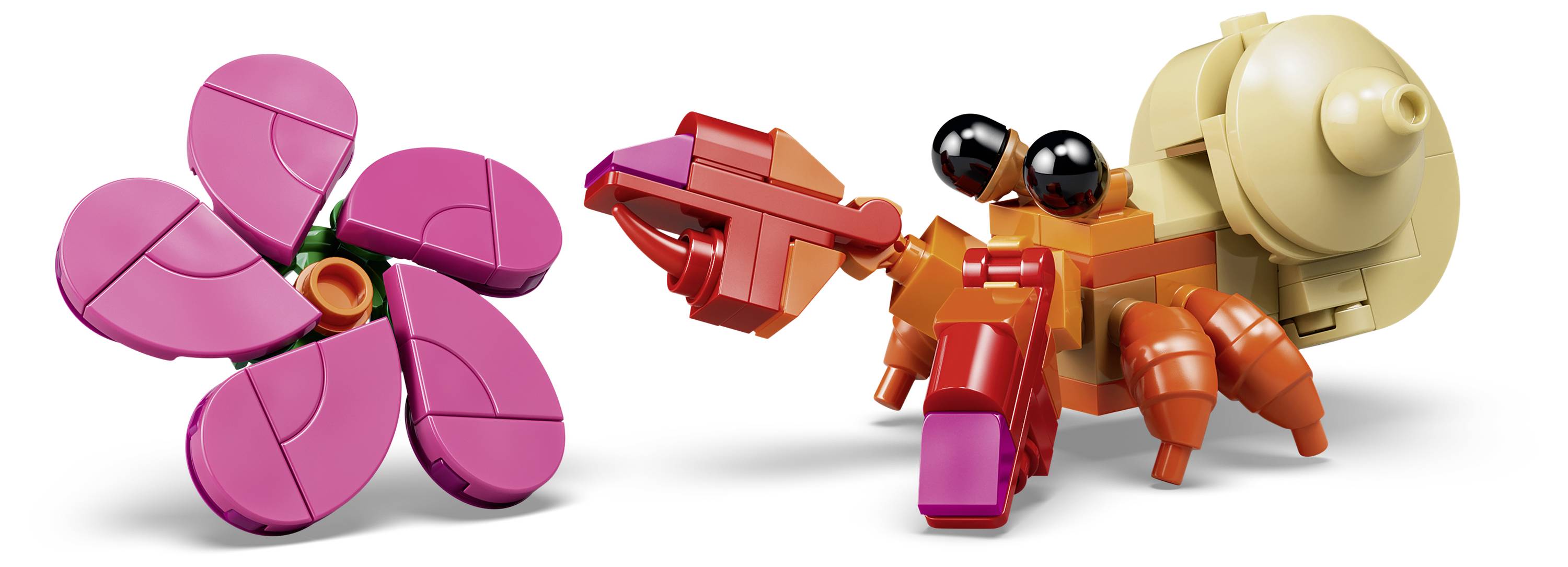 LEGO-stylizovaná oranžová a červená robotická postavička podobná hmyzu vedle růžového segmentovaného tvaru květiny s béžovým kulatým ozubením nebo skořápkou na pravé straně.