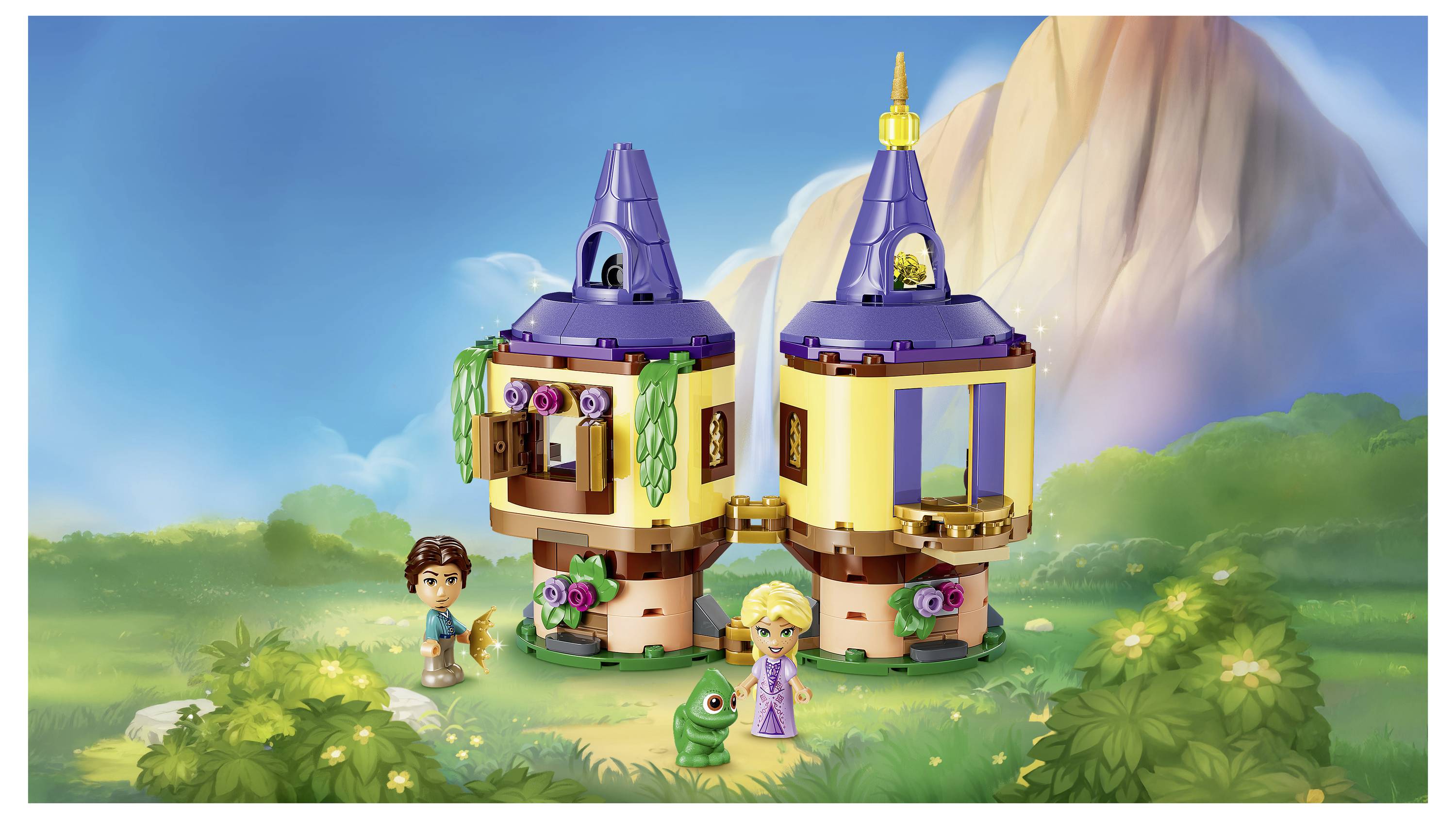 Dvoupodlažní fantasy věž z LEGO s blondýnskou princeznou, chlapcem a zeleným žábou v luxusním zahradním prostředí s horami v pozadí.