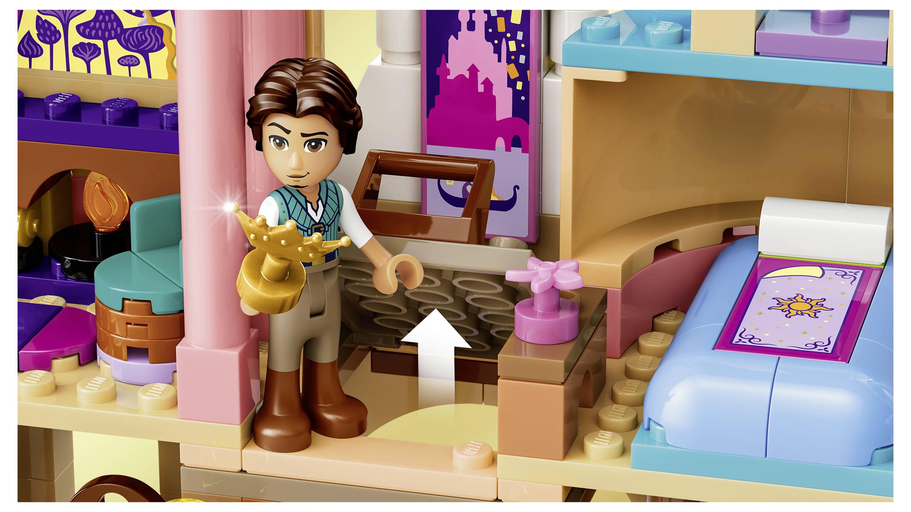 Figurka hračky držící zlatý džbán stojí v barevném pokoji ve stylu LEGO vedle postele a malého stolku s růžovou vázu.